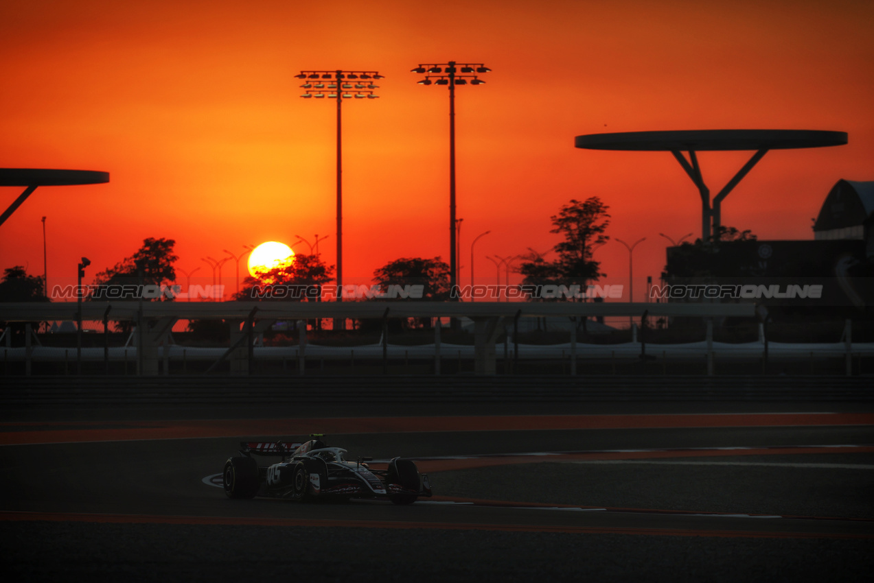 GP QATAR, Nico Hulkenberg (GER) Haas VF-24.

29.11.2024 Formula 1 World Championship, Rd 23, Qatar Grand Prix, Doha, Qatar, Sprint Qualifiche Day.

 - www.xpbimages.com, EMail: requests@xpbimages.com © Copyright: Staley / XPB Images