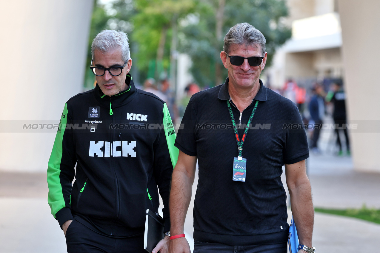 GP QATAR, (L to R): Alessandro Alunni Bravi (ITA) Sauber Managing Director e Team Representative with Graeme Lowdon (GBR).

29.11.2024 Formula 1 World Championship, Rd 23, Qatar Grand Prix, Doha, Qatar, Sprint Qualifiche Day.

- www.xpbimages.com, EMail: requests@xpbimages.com © Copyright: Moy / XPB Images