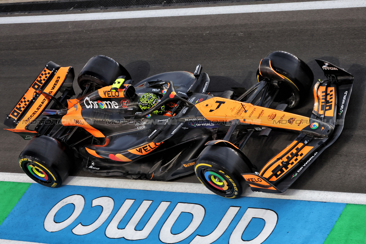 GP QATAR, Lando Norris (GBR) McLaren MCL38.

29.11.2024 Formula 1 World Championship, Rd 23, Qatar Grand Prix, Doha, Qatar, Sprint Qualifiche Day.

- www.xpbimages.com, EMail: requests@xpbimages.com © Copyright: Bearne / XPB Images