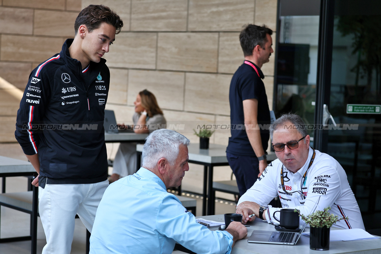 GP QATAR, (L to R): George Russell (GBR) Mercedes AMG F1 with Derek Warwick (GBR) FIA Steward e Ron Meadows (GBR) Mercedes AMG F1 Sporting Director.

29.11.2024 Formula 1 World Championship, Rd 23, Qatar Grand Prix, Doha, Qatar, Sprint Qualifiche Day.

- www.xpbimages.com, EMail: requests@xpbimages.com © Copyright: Moy / XPB Images