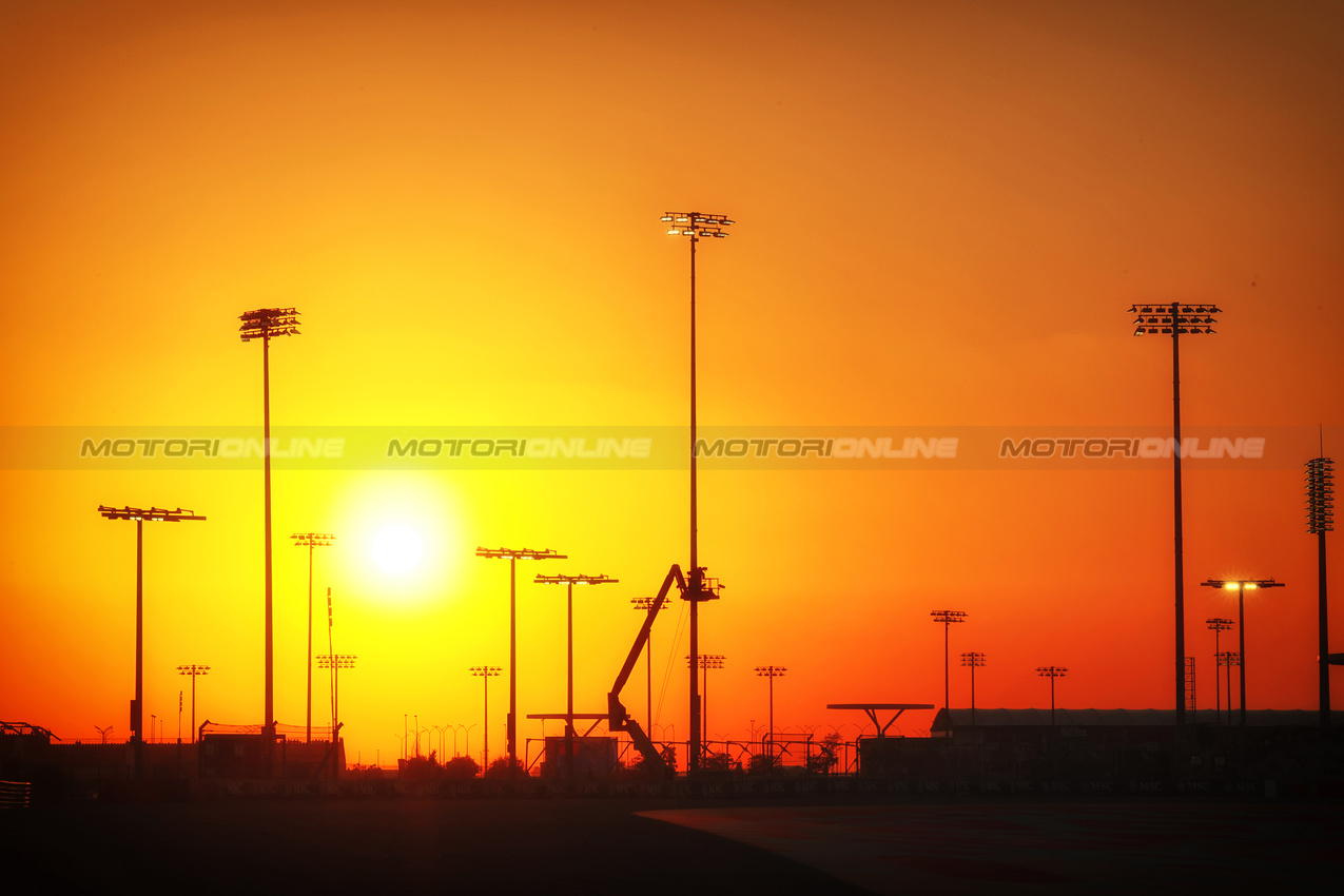 GP QATAR, Circuit Atmosfera - sunset.

29.11.2024 Formula 1 World Championship, Rd 23, Qatar Grand Prix, Doha, Qatar, Sprint Qualifiche Day.

- www.xpbimages.com, EMail: requests@xpbimages.com © Copyright: Moy / XPB Images