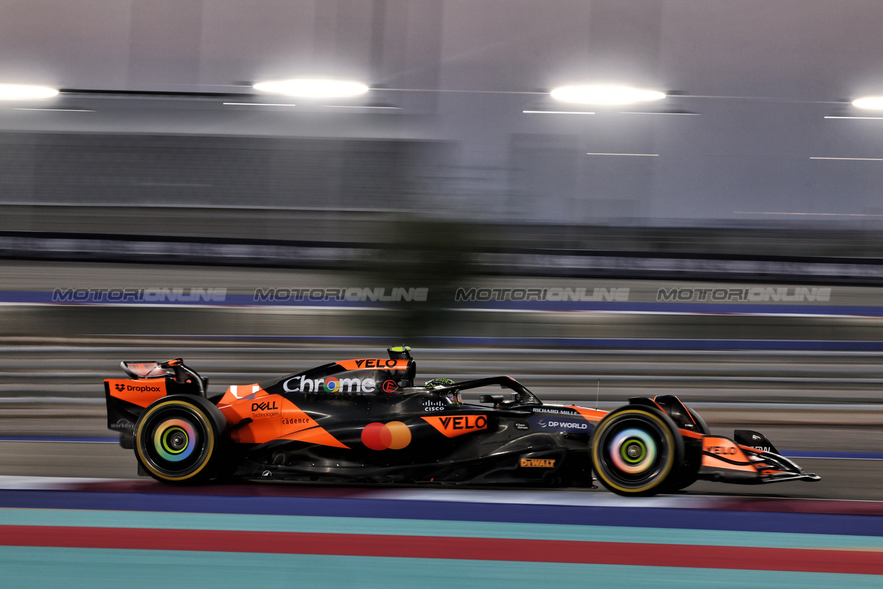 GP QATAR, Lando Norris (GBR) McLaren MCL38.

29.11.2024 Formula 1 World Championship, Rd 23, Qatar Grand Prix, Doha, Qatar, Sprint Qualifiche Day.

- www.xpbimages.com, EMail: requests@xpbimages.com © Copyright: Moy / XPB Images