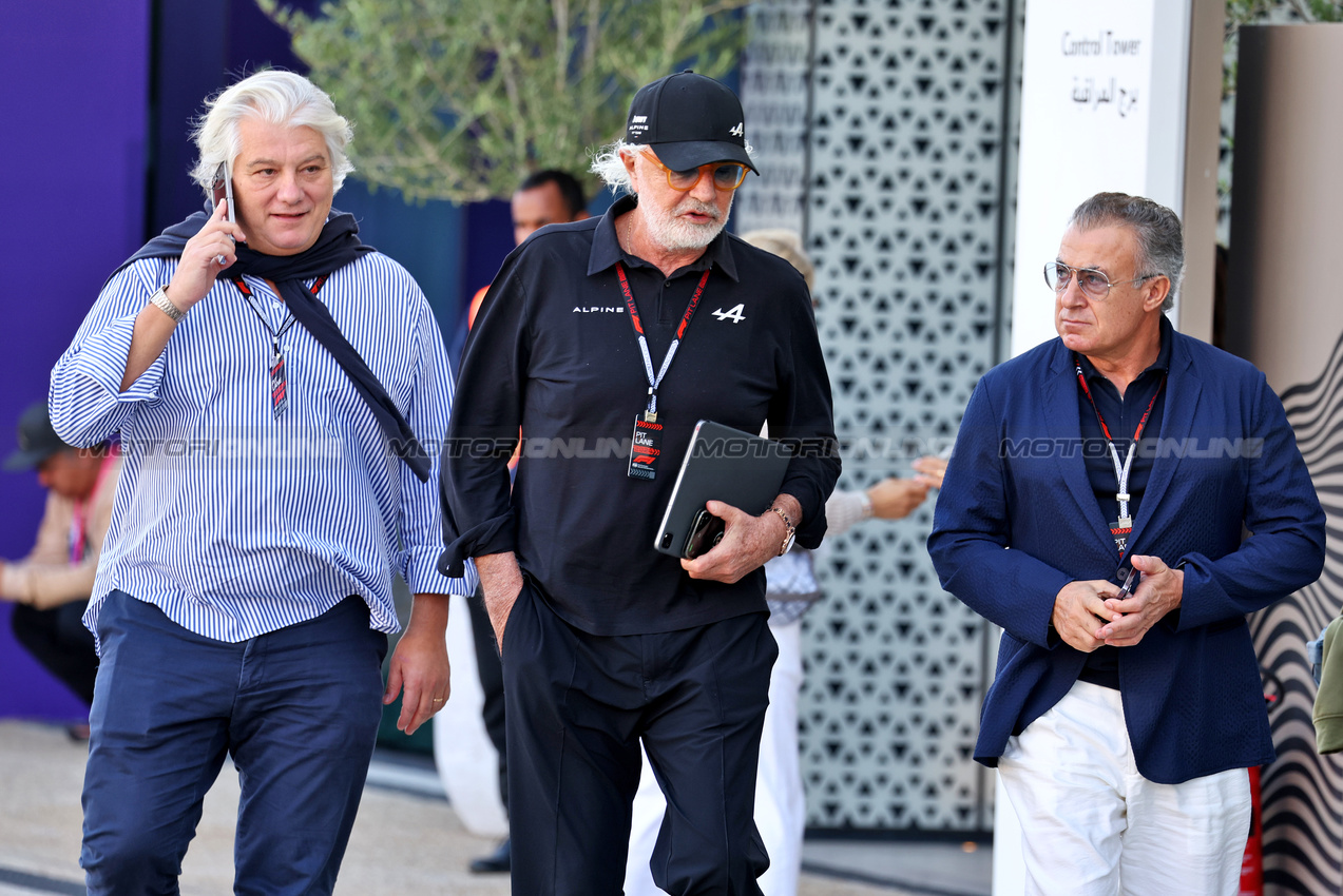GP QATAR, Flavio Briatore (ITA) Alpine F1 Team Executive Advisor (Centre) with Jean Alesi (FRA) (Right).

29.11.2024 Formula 1 World Championship, Rd 23, Qatar Grand Prix, Doha, Qatar, Sprint Qualifiche Day.

- www.xpbimages.com, EMail: requests@xpbimages.com © Copyright: Moy / XPB Images