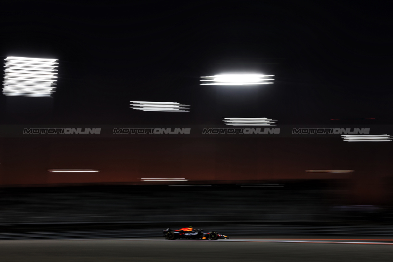 GP QATAR, Sergio Perez (MEX) Red Bull Racing RB20.

29.11.2024 Formula 1 World Championship, Rd 23, Qatar Grand Prix, Doha, Qatar, Sprint Qualifiche Day.

 - www.xpbimages.com, EMail: requests@xpbimages.com © Copyright: Staley / XPB Images