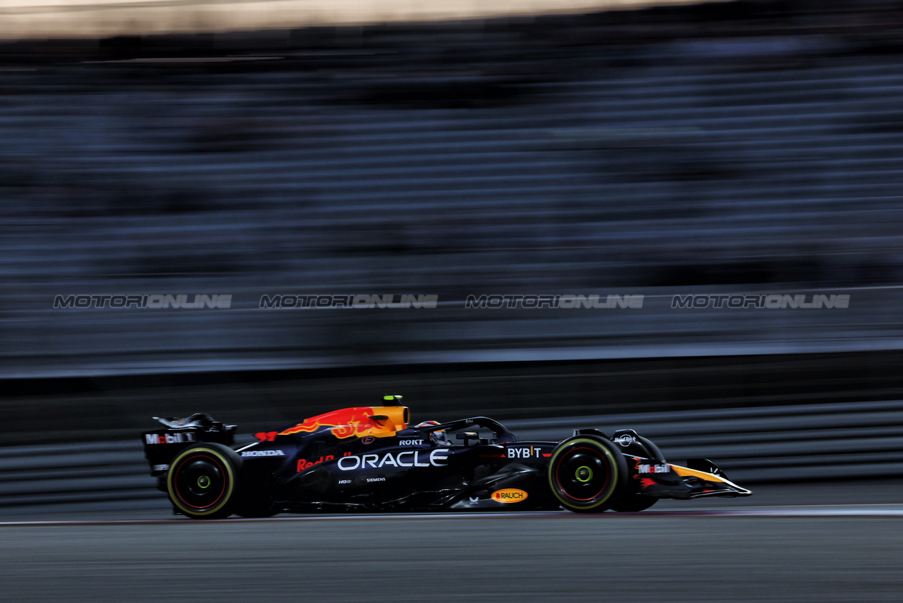 GP QATAR, Sergio Perez (MEX) Red Bull Racing RB20.

29.11.2024 Formula 1 World Championship, Rd 23, Qatar Grand Prix, Doha, Qatar, Sprint Qualifiche Day.

 - www.xpbimages.com, EMail: requests@xpbimages.com © Copyright: Staley / XPB Images