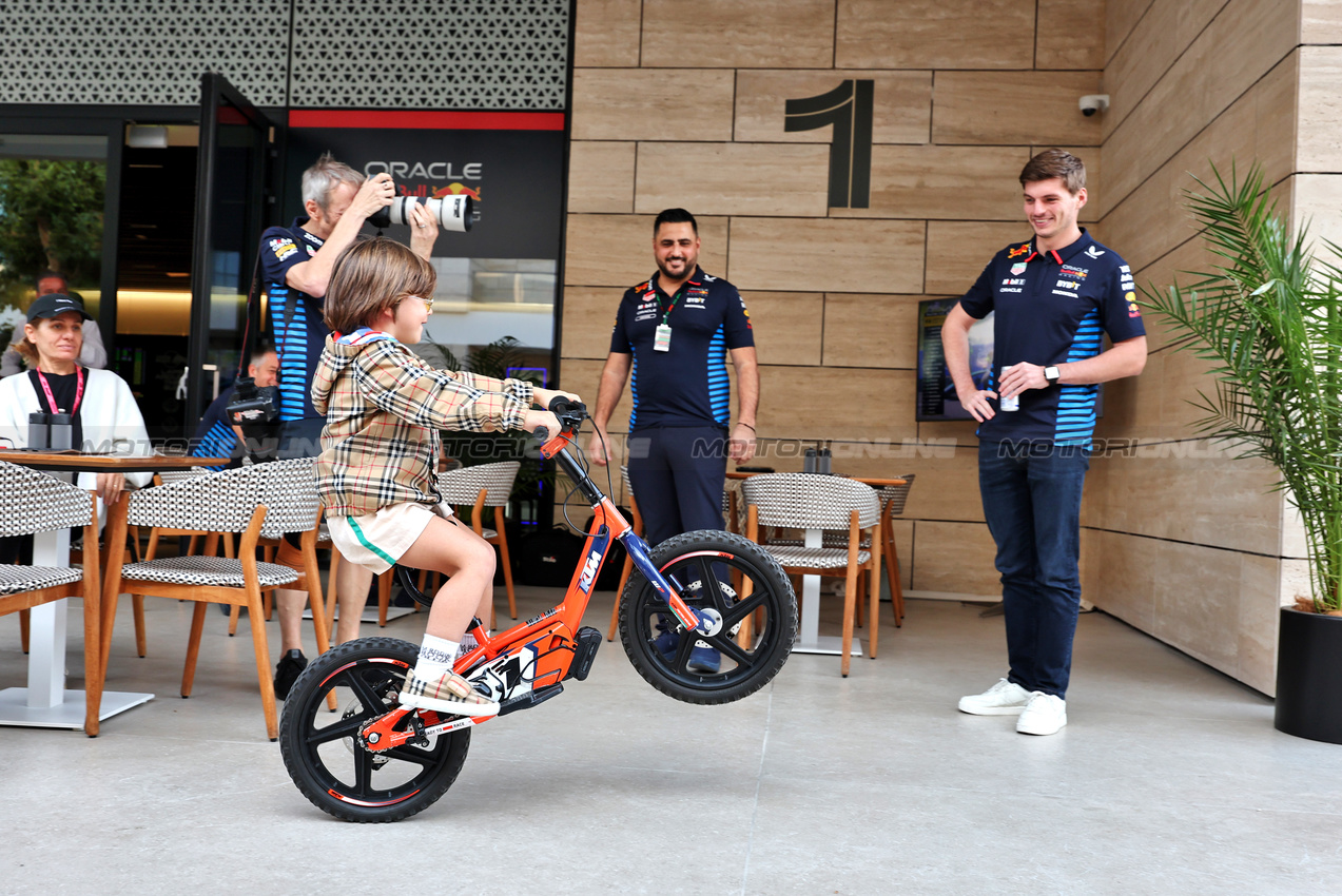 GP QATAR, Paddock Atmosfera - boy on a bike with Max Verstappen (NLD) Red Bull Racing.

29.11.2024 Formula 1 World Championship, Rd 23, Qatar Grand Prix, Doha, Qatar, Sprint Qualifiche Day.

- www.xpbimages.com, EMail: requests@xpbimages.com © Copyright: Moy / XPB Images