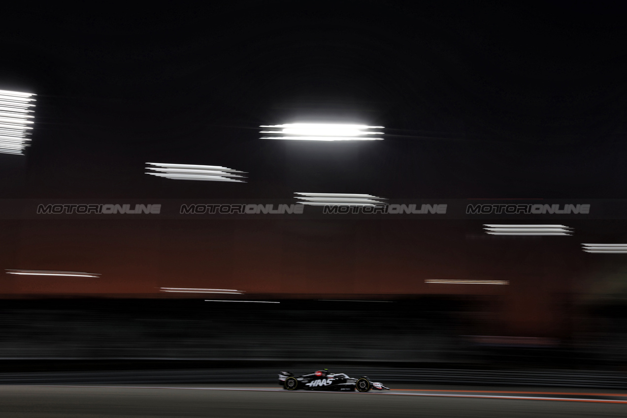 GP QATAR, Nico Hulkenberg (GER) Haas VF-24.

29.11.2024 Formula 1 World Championship, Rd 23, Qatar Grand Prix, Doha, Qatar, Sprint Qualifiche Day.

 - www.xpbimages.com, EMail: requests@xpbimages.com © Copyright: Staley / XPB Images
