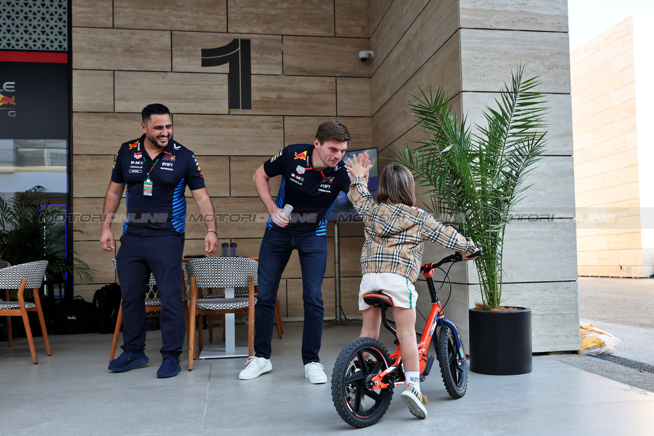 GP QATAR, Paddock Atmosfera - boy on a bike with Max Verstappen (NLD) Red Bull Racing.

29.11.2024 Formula 1 World Championship, Rd 23, Qatar Grand Prix, Doha, Qatar, Sprint Qualifiche Day.

- www.xpbimages.com, EMail: requests@xpbimages.com © Copyright: Moy / XPB Images