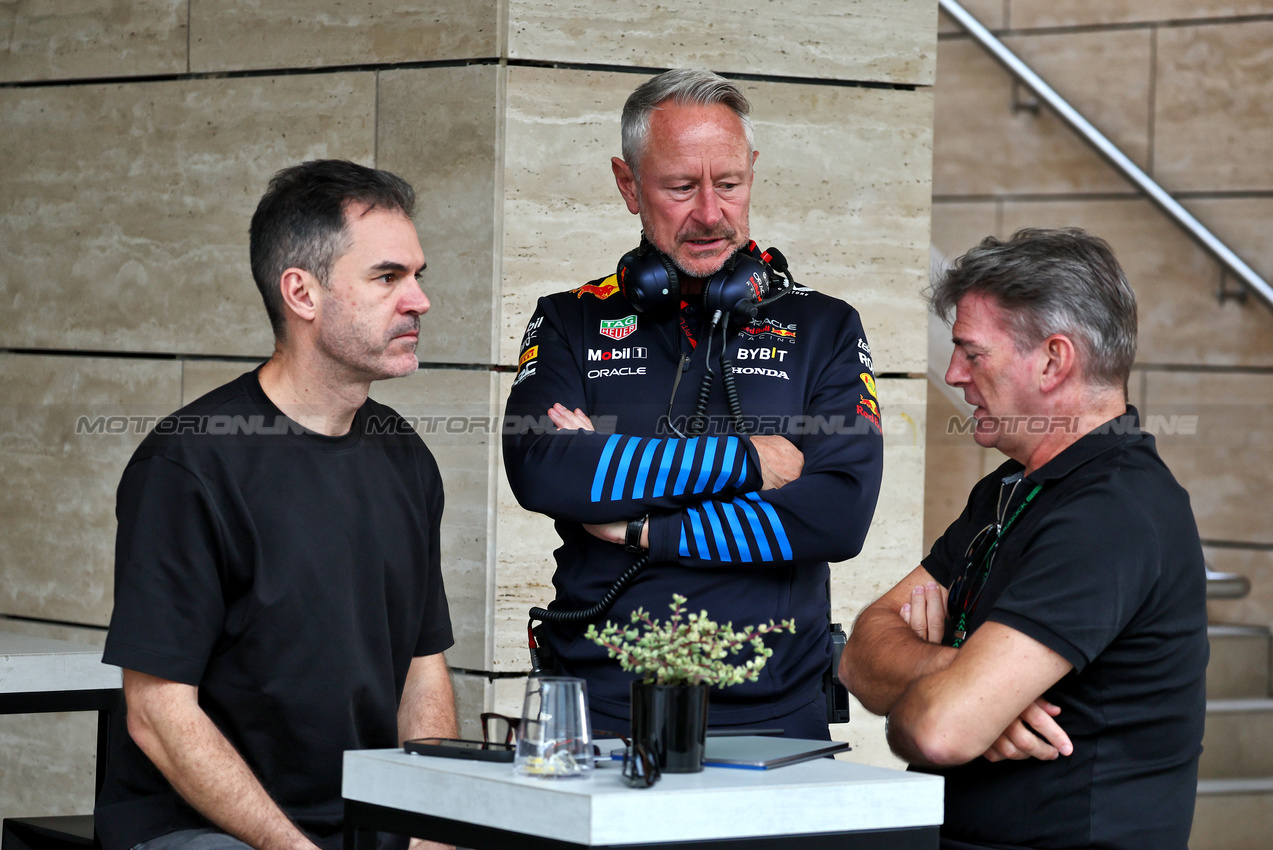 GP QATAR, (L to R): Marc Hynes (GBR) with Jonathan Wheatley (GBR) Red Bull Racing Team Manager e Graeme Lowdon (GBR).

29.11.2024 Formula 1 World Championship, Rd 23, Qatar Grand Prix, Doha, Qatar, Sprint Qualifiche Day.

- www.xpbimages.com, EMail: requests@xpbimages.com © Copyright: Moy / XPB Images