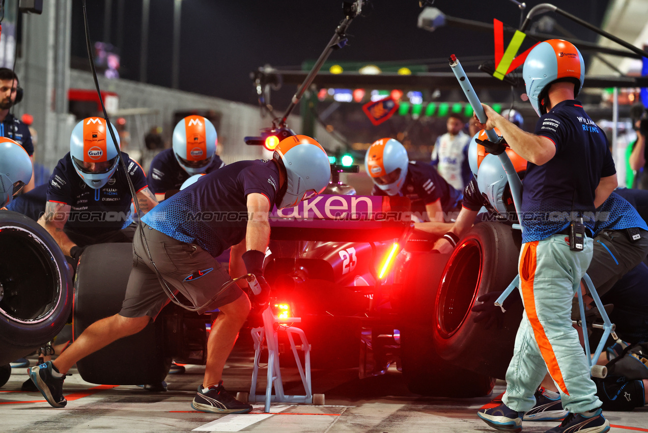 GP QATAR, Alexander Albon (THA) Williams Racing FW46 practices a pit stop.

29.11.2024 Formula 1 World Championship, Rd 23, Qatar Grand Prix, Doha, Qatar, Sprint Qualifiche Day.

 - www.xpbimages.com, EMail: requests@xpbimages.com © Copyright: Coates / XPB Images