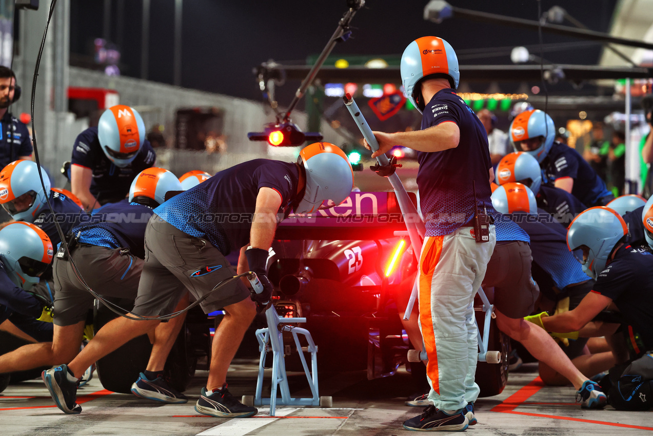 GP QATAR, Alexander Albon (THA) Williams Racing FW46 practices a pit stop.

29.11.2024 Formula 1 World Championship, Rd 23, Qatar Grand Prix, Doha, Qatar, Sprint Qualifiche Day.

 - www.xpbimages.com, EMail: requests@xpbimages.com © Copyright: Coates / XPB Images