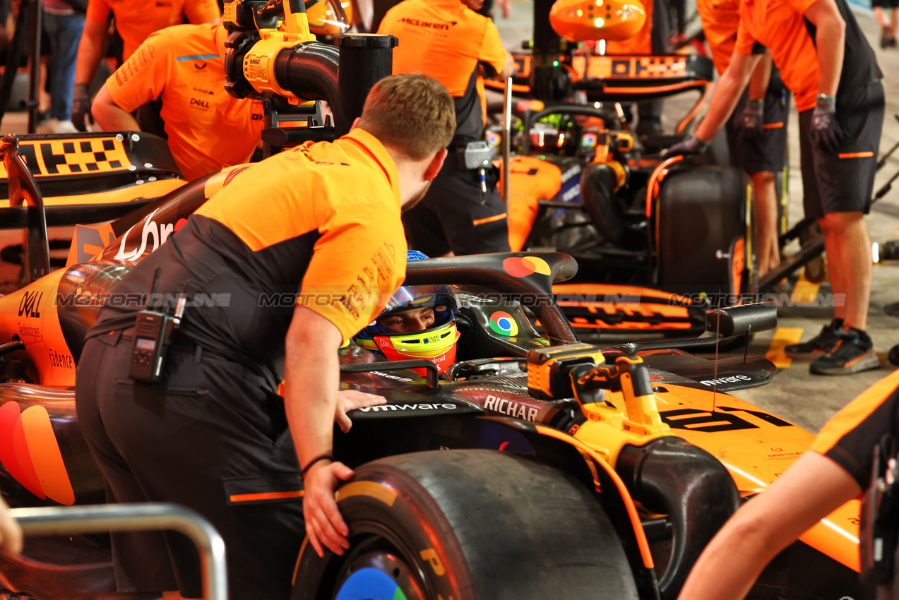 GP QATAR, Oscar Piastri (AUS) McLaren MCL38 in the pits.

29.11.2024 Formula 1 World Championship, Rd 23, Qatar Grand Prix, Doha, Qatar, Sprint Qualifiche Day.

 - www.xpbimages.com, EMail: requests@xpbimages.com © Copyright: Coates / XPB Images