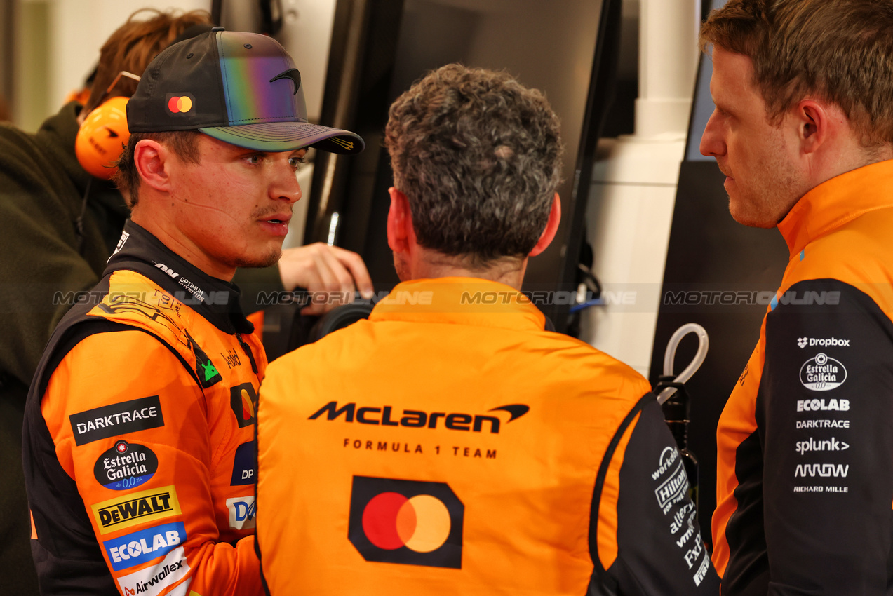 GP QATAR, (L to R): Lando Norris (GBR) McLaren with Andrea Stella (ITA) McLaren Team Principal e Andrew Jarvis (GBR) McLaren Performance Engineer.

29.11.2024 Formula 1 World Championship, Rd 23, Qatar Grand Prix, Doha, Qatar, Sprint Qualifiche Day.

 - www.xpbimages.com, EMail: requests@xpbimages.com © Copyright: Coates / XPB Images