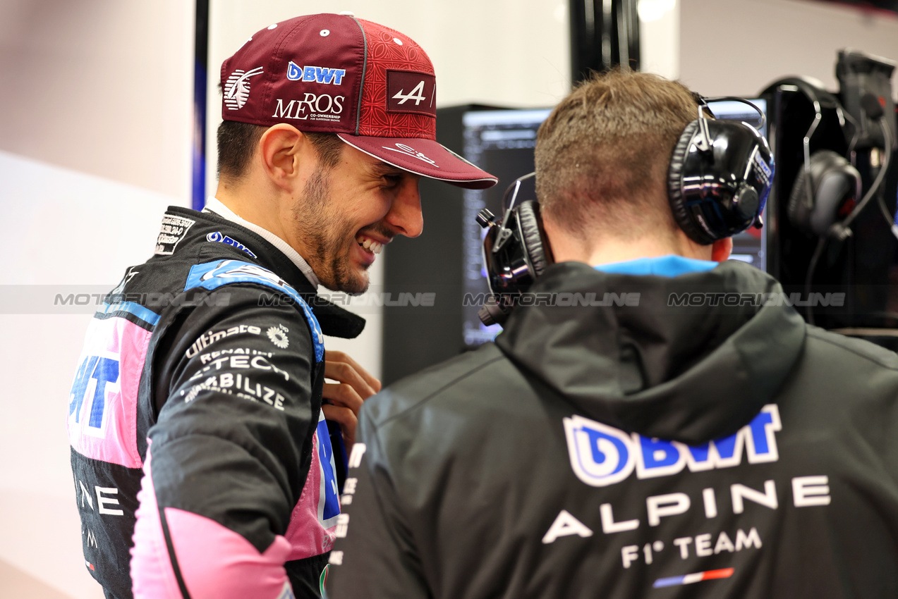 GP QATAR, Esteban Ocon (FRA) Alpine F1 Team.

29.11.2024 Formula 1 World Championship, Rd 23, Qatar Grand Prix, Doha, Qatar, Sprint Qualifiche Day.

 - www.xpbimages.com, EMail: requests@xpbimages.com © Copyright: Staley / XPB Images