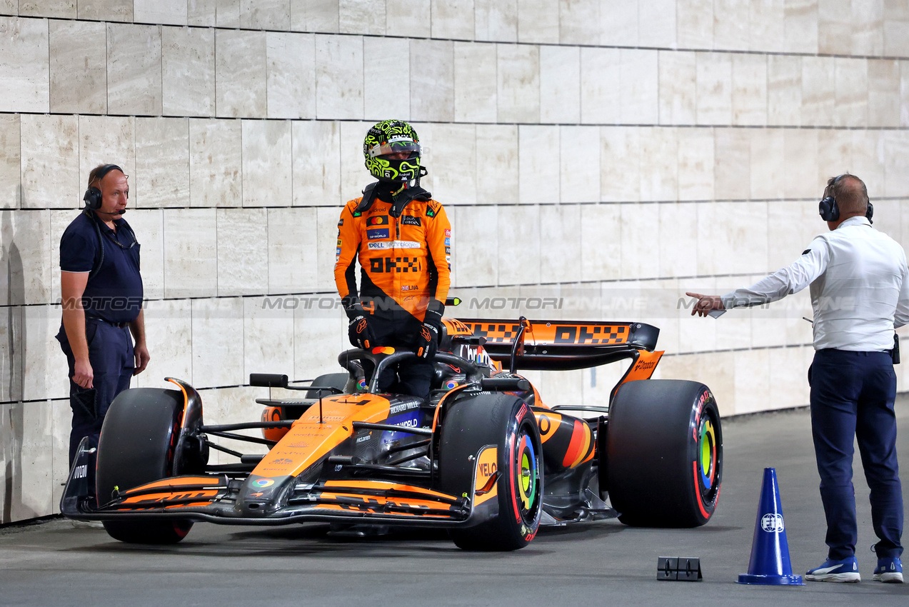 GP QATAR, Pole sitter Lando Norris (GBR) McLaren MCL38 in Sprint qualifying parc ferme.

29.11.2024 Formula 1 World Championship, Rd 23, Qatar Grand Prix, Doha, Qatar, Sprint Qualifiche Day.

- www.xpbimages.com, EMail: requests@xpbimages.com © Copyright: Charniaux / XPB Images