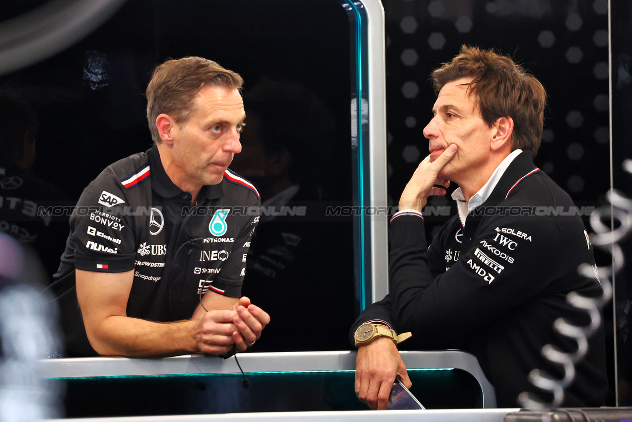 GP QATAR, (L to R): Matt Deane (GBR) Mercedes AMG F1 Chief Mechanic with Toto Wolff (GER) Mercedes AMG F1 Shareholder e Executive Director.

29.11.2024 Formula 1 World Championship, Rd 23, Qatar Grand Prix, Doha, Qatar, Sprint Qualifiche Day.

- www.xpbimages.com, EMail: requests@xpbimages.com © Copyright: Charniaux / XPB Images
