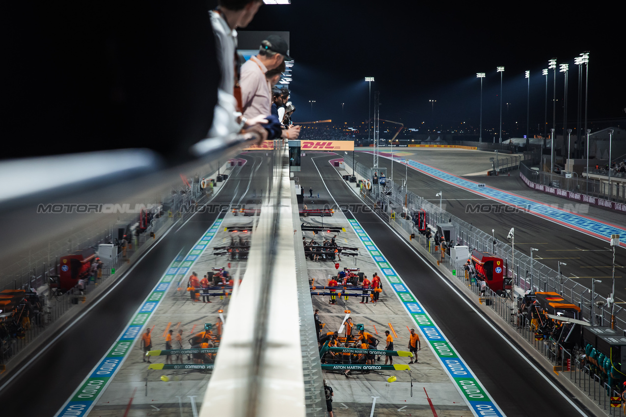 GP QATAR, Lando Norris (GBR) McLaren MCL38 in the pits.

29.11.2024 Formula 1 World Championship, Rd 23, Qatar Grand Prix, Doha, Qatar, Sprint Qualifiche Day.

- www.xpbimages.com, EMail: requests@xpbimages.com © Copyright: Bearne / XPB Images