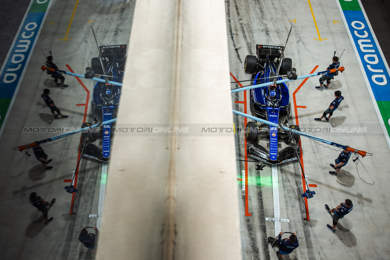 GP QATAR, Alexander Albon (THA) Williams Racing FW46 in the pits.

29.11.2024 Formula 1 World Championship, Rd 23, Qatar Grand Prix, Doha, Qatar, Sprint Qualifiche Day.

- www.xpbimages.com, EMail: requests@xpbimages.com © Copyright: Bearne / XPB Images