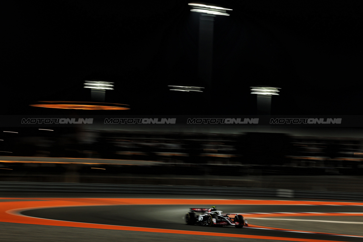 GP QATAR, Nico Hulkenberg (GER) Haas VF-24.

29.11.2024 Formula 1 World Championship, Rd 23, Qatar Grand Prix, Doha, Qatar, Sprint Qualifiche Day.

 - www.xpbimages.com, EMail: requests@xpbimages.com © Copyright: Coates / XPB Images