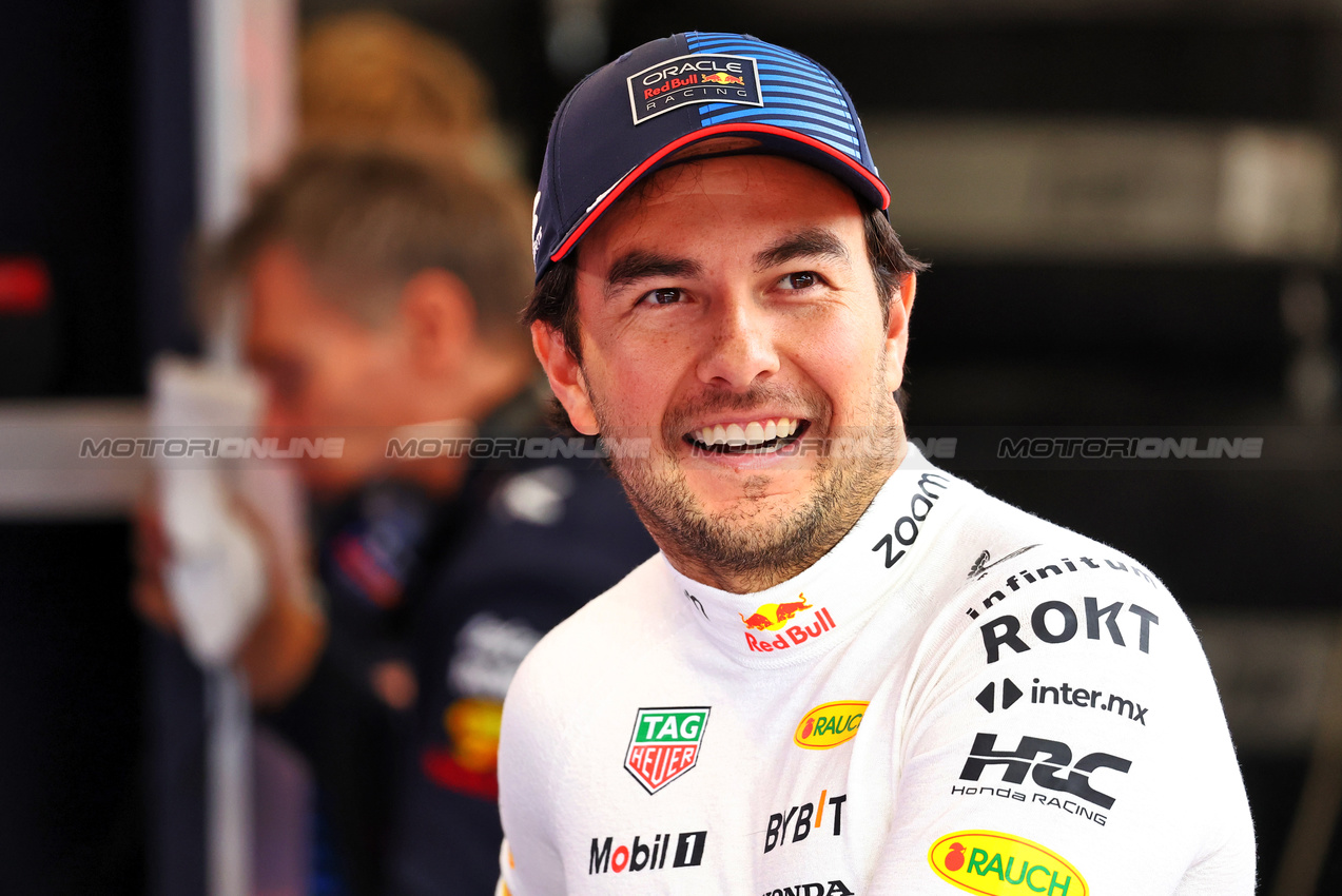 GP QATAR, Sergio Perez (MEX) Red Bull Racing.

29.11.2024 Formula 1 World Championship, Rd 23, Qatar Grand Prix, Doha, Qatar, Sprint Qualifiche Day.

- www.xpbimages.com, EMail: requests@xpbimages.com © Copyright: Charniaux / XPB Images