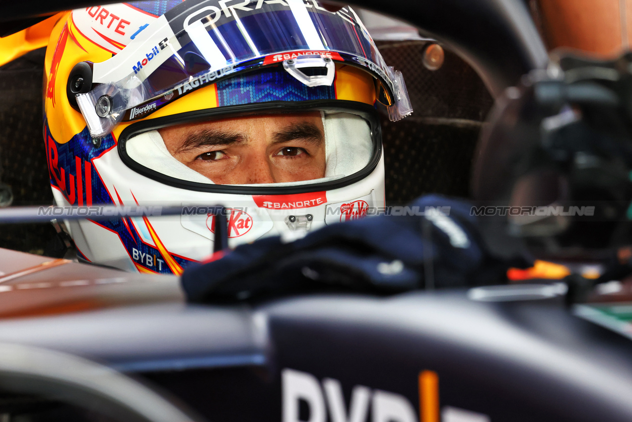 GP QATAR, Sergio Perez (MEX) Red Bull Racing RB20.

29.11.2024 Formula 1 World Championship, Rd 23, Qatar Grand Prix, Doha, Qatar, Sprint Qualifiche Day.

- www.xpbimages.com, EMail: requests@xpbimages.com © Copyright: Charniaux / XPB Images