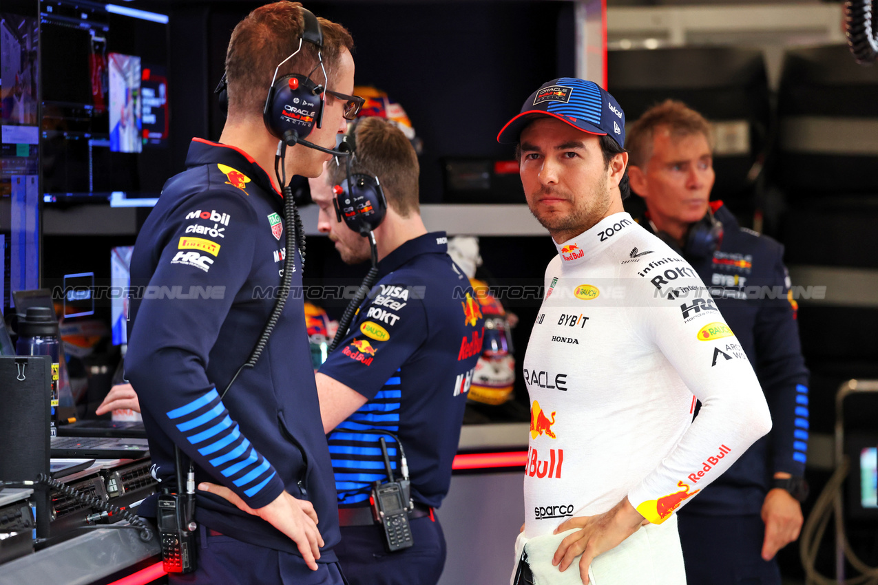 GP QATAR, (L to R): Hugh Bird (GBR) Red Bull Racing Engineer with Sergio Perez (MEX) Red Bull Racing.

29.11.2024 Formula 1 World Championship, Rd 23, Qatar Grand Prix, Doha, Qatar, Sprint Qualifiche Day.

- www.xpbimages.com, EMail: requests@xpbimages.com © Copyright: Charniaux / XPB Images