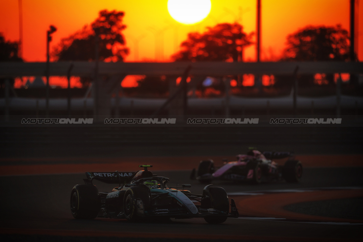 GP QATAR, Lewis Hamilton (GBR) Mercedes AMG F1 W15.

29.11.2024 Formula 1 World Championship, Rd 23, Qatar Grand Prix, Doha, Qatar, Sprint Qualifiche Day.

 - www.xpbimages.com, EMail: requests@xpbimages.com © Copyright: Staley / XPB Images