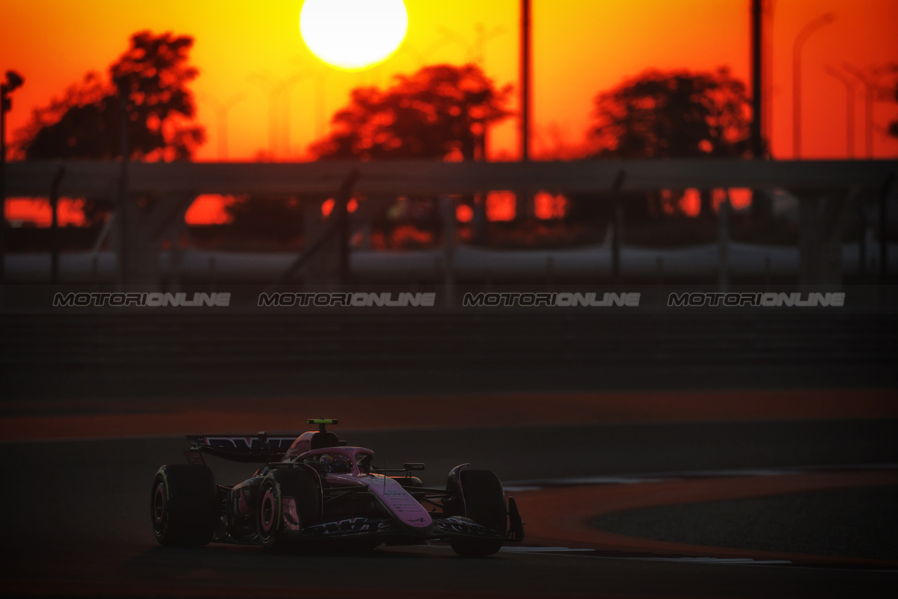GP QATAR, Pierre Gasly (FRA) Alpine F1 Team A524.

29.11.2024 Formula 1 World Championship, Rd 23, Qatar Grand Prix, Doha, Qatar, Sprint Qualifiche Day.

 - www.xpbimages.com, EMail: requests@xpbimages.com © Copyright: Staley / XPB Images