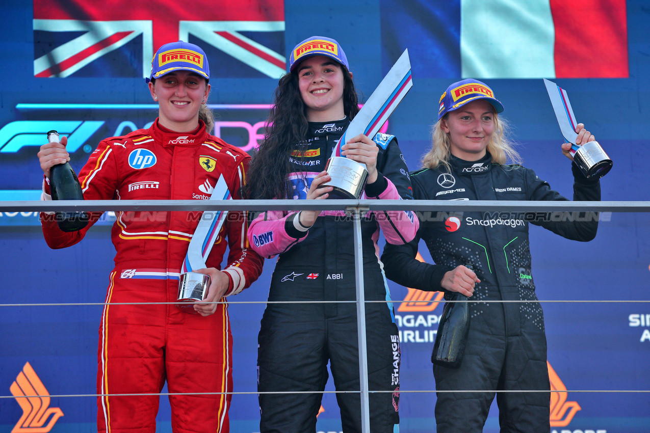 GP SINGAPORE, The podium (L to R): Maya Weug (NLD) Prema, second; Abbi Pulling (GBR) Rodin Motorsport, vincitore; Doriane Pin (FRA) Prema Racing, third.

22.09.2024. FIA Formula Academy, Rd 5, Gara 2, Marina Bay Street Circuit, Singapore, Domenica.

- www.xpbimages.com, EMail: requests@xpbimages.com Copyright: XPB Images