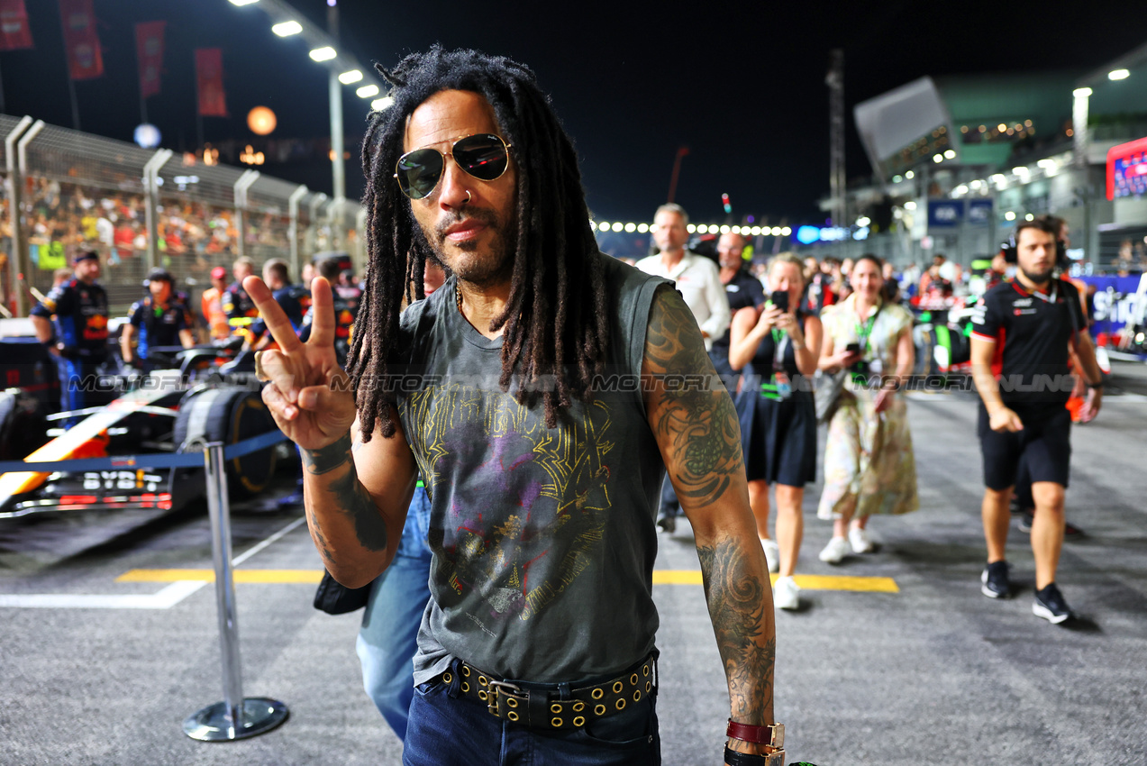 GP SINGAPORE, Lenny Kravitz (USA) Singer on the grid.

22.09.2024. Formula 1 World Championship, Rd 18, Singapore Grand Prix, Marina Bay Street Circuit, Singapore, Gara Day.

- www.xpbimages.com, EMail: requests@xpbimages.com © Copyright: Batchelor / XPB Images