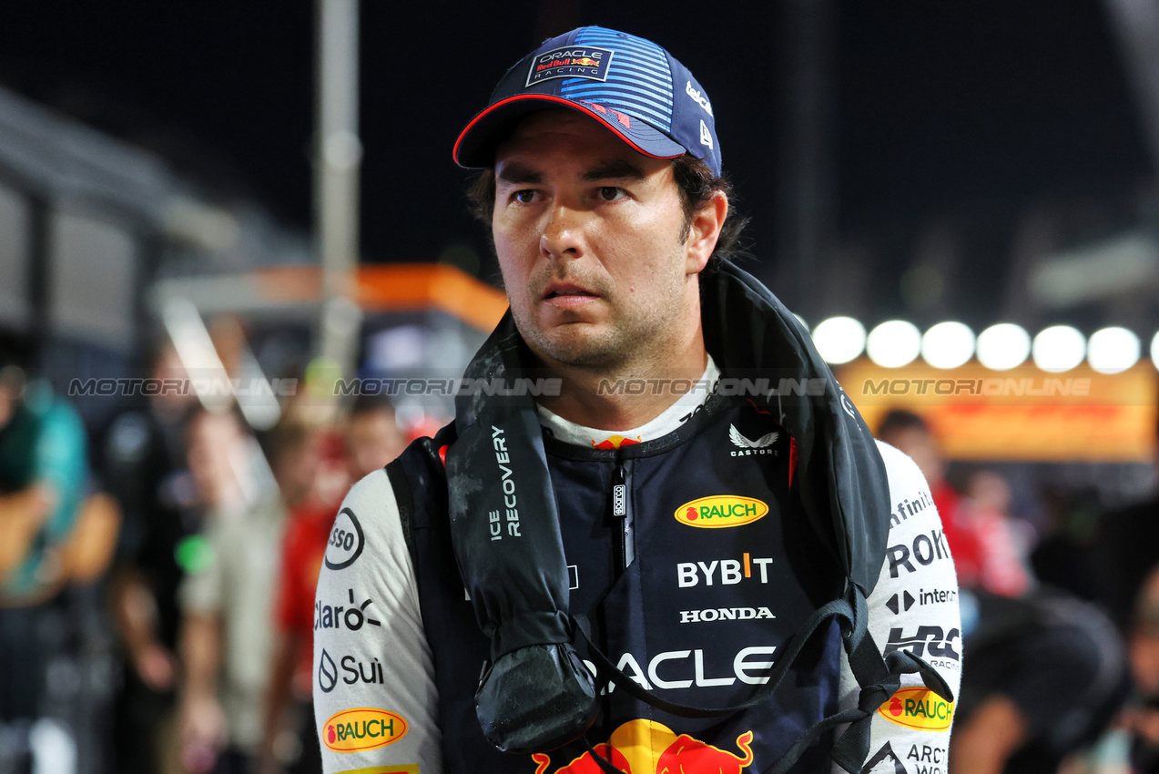 GP SINGAPORE, Sergio Perez (MEX) Red Bull Racing on the grid.

22.09.2024. Formula 1 World Championship, Rd 18, Singapore Grand Prix, Marina Bay Street Circuit, Singapore, Gara Day.

- www.xpbimages.com, EMail: requests@xpbimages.com © Copyright: Moy / XPB Images