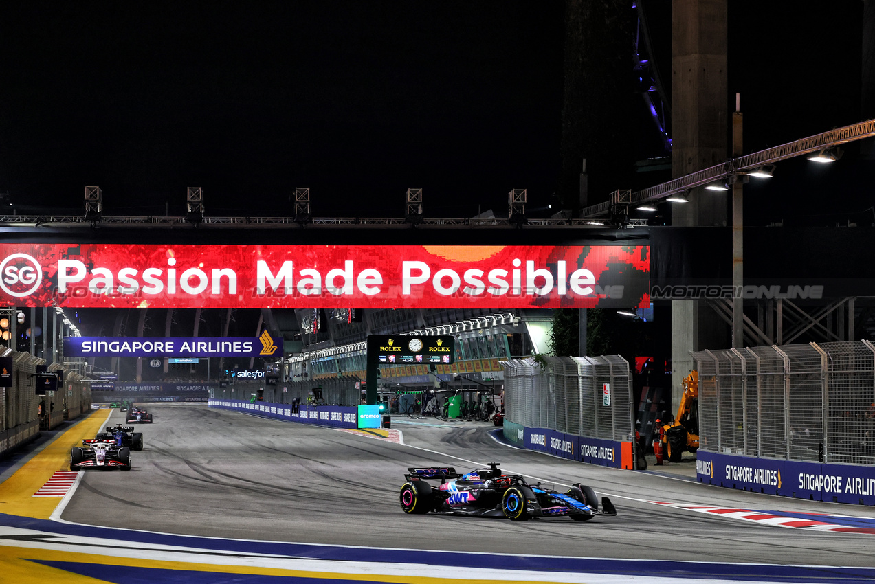 GP SINGAPORE, Esteban Ocon (FRA) Alpine F1 Team A524.

22.09.2024. Formula 1 World Championship, Rd 18, Singapore Grand Prix, Marina Bay Street Circuit, Singapore, Gara Day.

- www.xpbimages.com, EMail: requests@xpbimages.com © Copyright: Charniaux / XPB Images