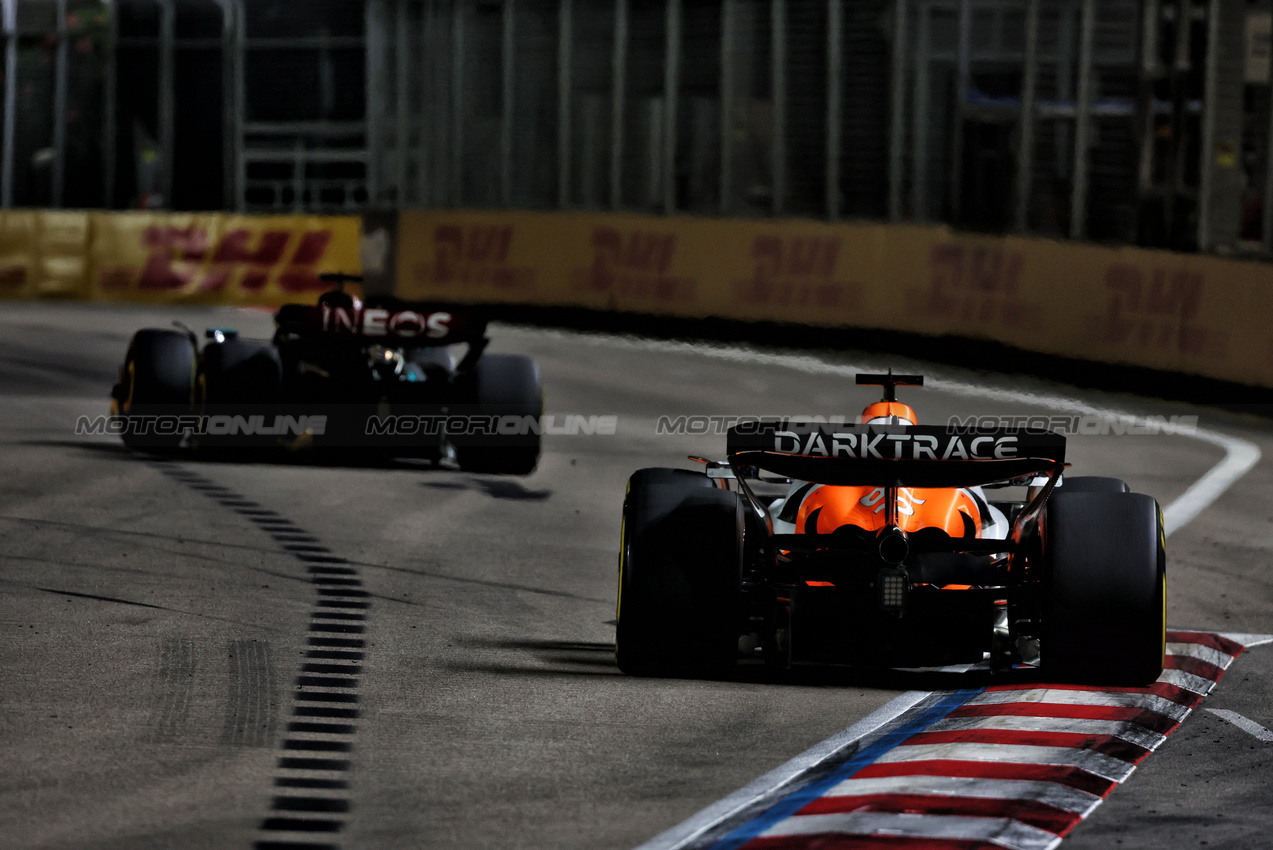 GP SINGAPORE, Oscar Piastri (AUS) McLaren MCL38.

22.09.2024. Formula 1 World Championship, Rd 18, Singapore Grand Prix, Marina Bay Street Circuit, Singapore, Gara Day.

 - www.xpbimages.com, EMail: requests@xpbimages.com © Copyright: Coates / XPB Images