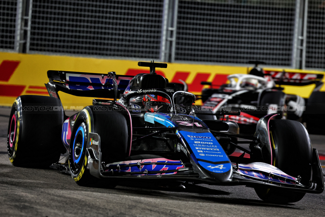 GP SINGAPORE, Esteban Ocon (FRA) Alpine F1 Team A524.

22.09.2024. Formula 1 World Championship, Rd 18, Singapore Grand Prix, Marina Bay Street Circuit, Singapore, Gara Day.

 - www.xpbimages.com, EMail: requests@xpbimages.com © Copyright: Coates / XPB Images