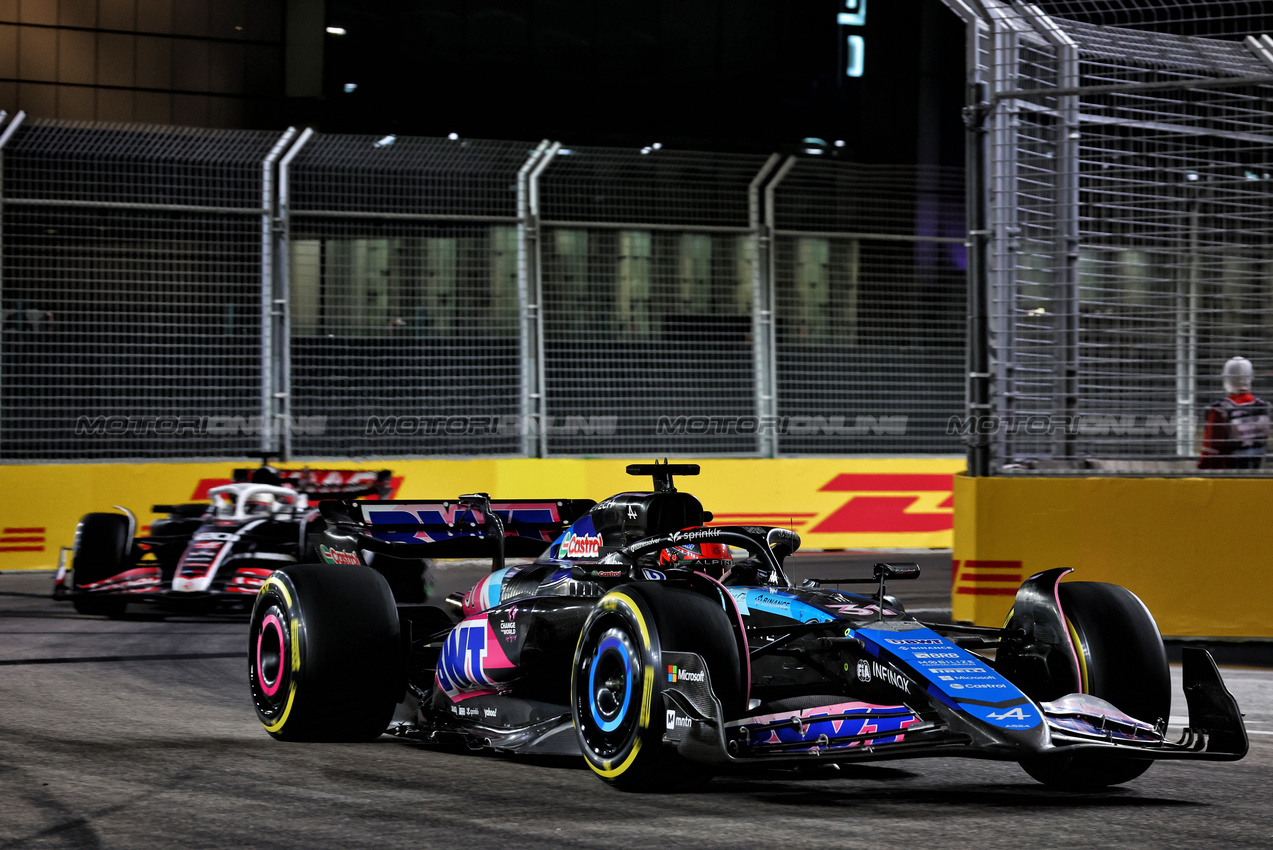 GP SINGAPORE, Esteban Ocon (FRA) Alpine F1 Team A524.

22.09.2024. Formula 1 World Championship, Rd 18, Singapore Grand Prix, Marina Bay Street Circuit, Singapore, Gara Day.

 - www.xpbimages.com, EMail: requests@xpbimages.com © Copyright: Coates / XPB Images