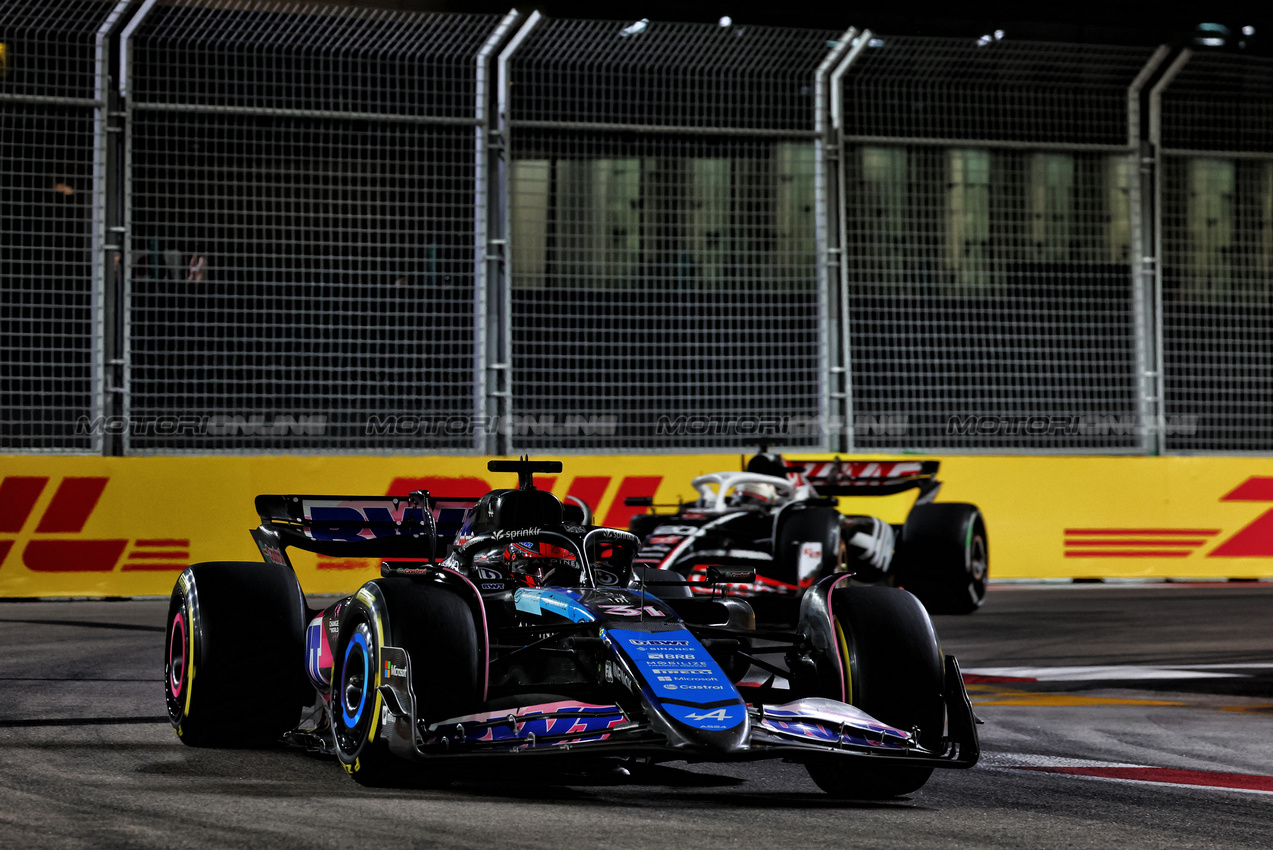 GP SINGAPORE, Esteban Ocon (FRA) Alpine F1 Team A524.

22.09.2024. Formula 1 World Championship, Rd 18, Singapore Grand Prix, Marina Bay Street Circuit, Singapore, Gara Day.

 - www.xpbimages.com, EMail: requests@xpbimages.com © Copyright: Coates / XPB Images