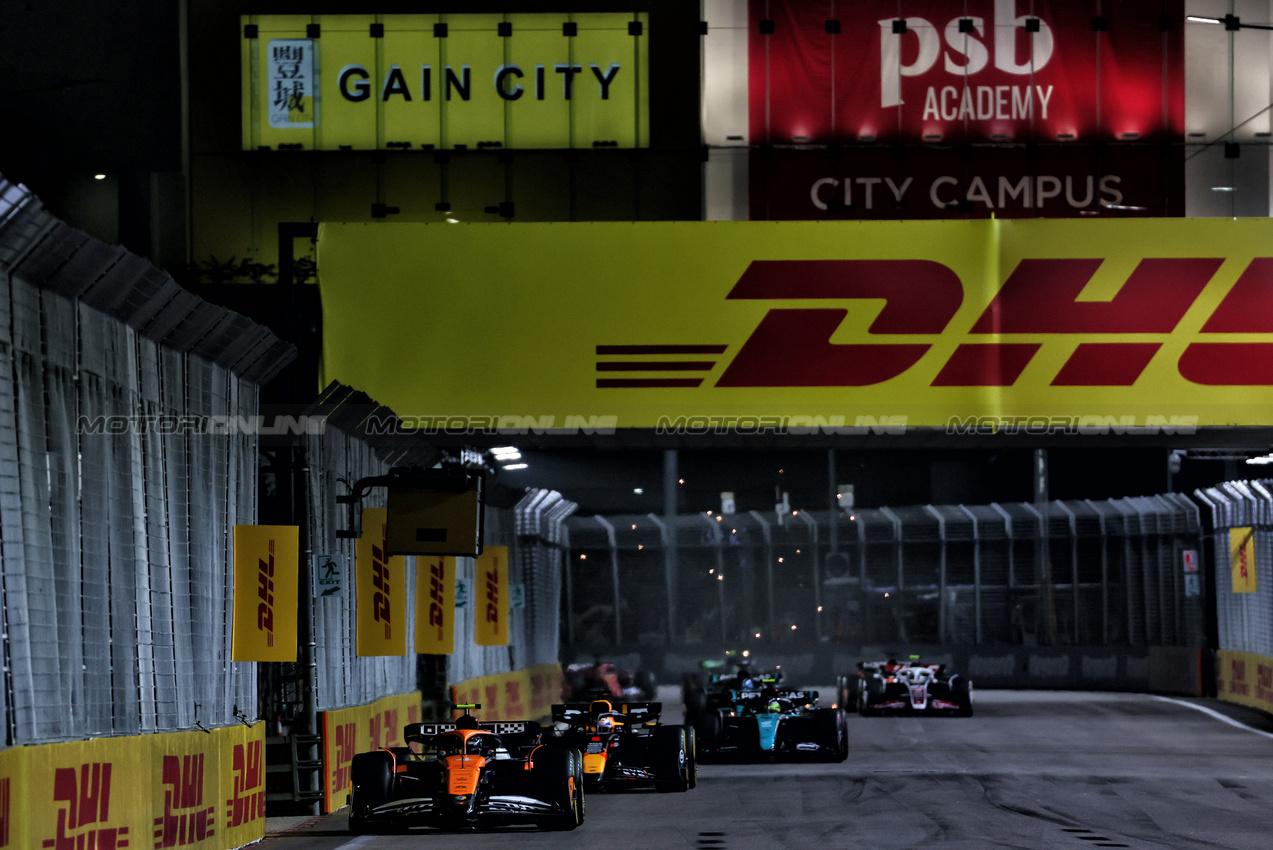 GP SINGAPORE, Lando Norris (GBR) McLaren MCL38.

22.09.2024. Formula 1 World Championship, Rd 18, Singapore Grand Prix, Marina Bay Street Circuit, Singapore, Gara Day.

 - www.xpbimages.com, EMail: requests@xpbimages.com © Copyright: Coates / XPB Images