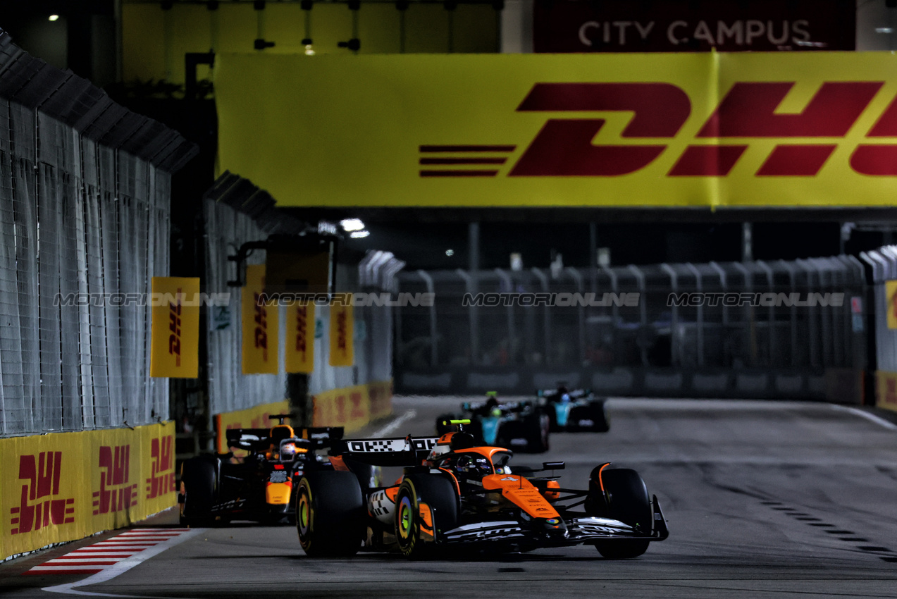 GP SINGAPORE, Lando Norris (GBR) McLaren MCL38.

22.09.2024. Formula 1 World Championship, Rd 18, Singapore Grand Prix, Marina Bay Street Circuit, Singapore, Gara Day.

 - www.xpbimages.com, EMail: requests@xpbimages.com © Copyright: Coates / XPB Images