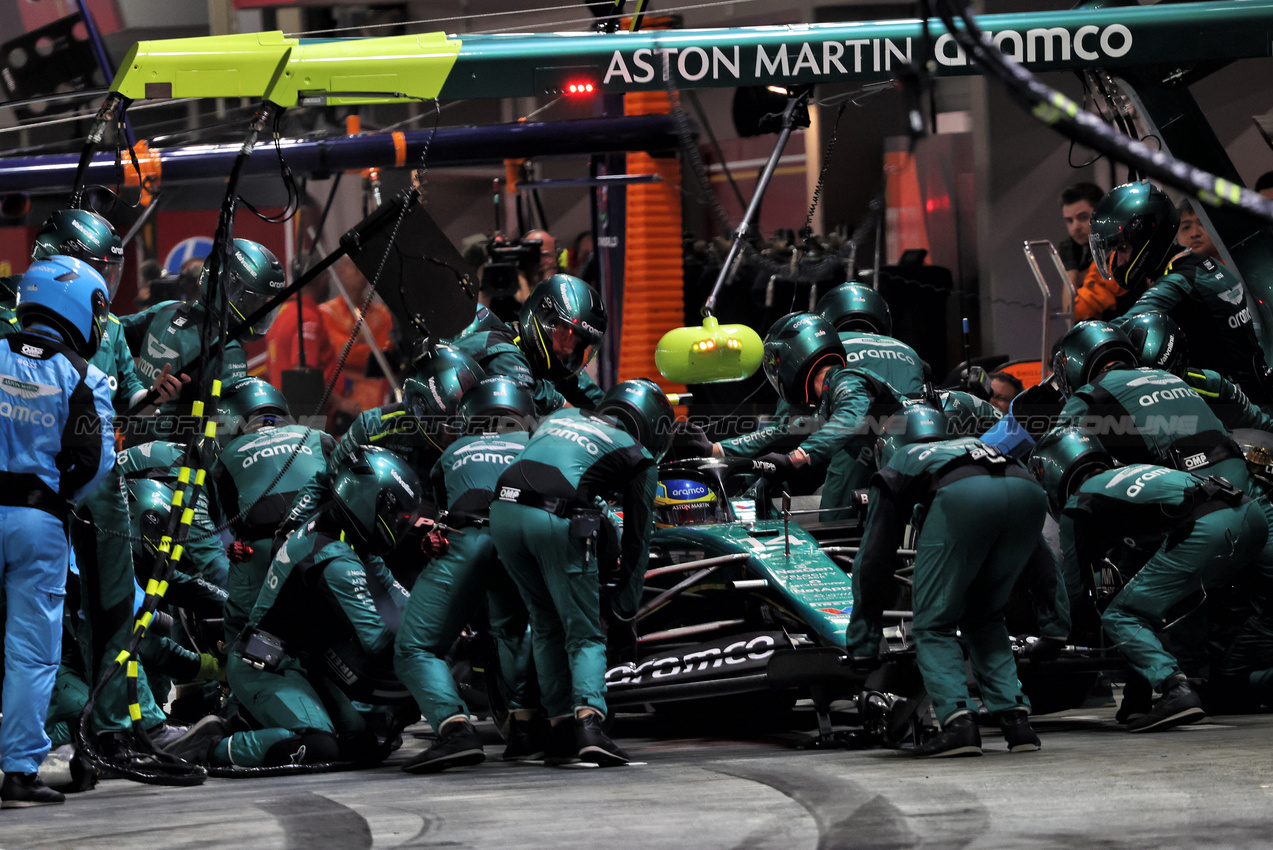 GP SINGAPORE, Fernando Alonso (ESP) Aston Martin F1 Team AMR24 makes a pit stop.

22.09.2024. Formula 1 World Championship, Rd 18, Singapore Grand Prix, Marina Bay Street Circuit, Singapore, Gara Day.

- www.xpbimages.com, EMail: requests@xpbimages.com © Copyright: Bearne / XPB Images