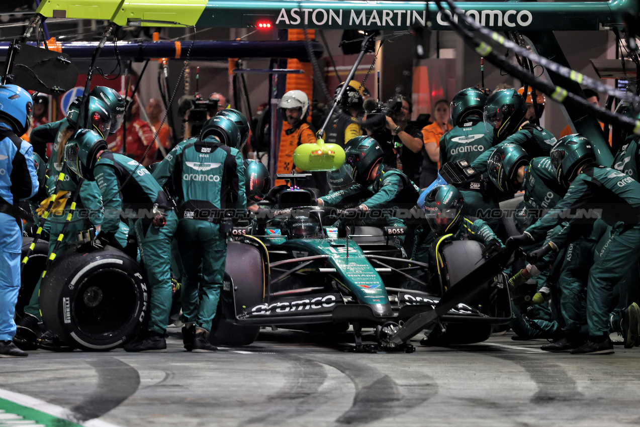 GP SINGAPORE, Lance Stroll (CDN) Aston Martin F1 Team AMR24 makes a pit stop.

22.09.2024. Formula 1 World Championship, Rd 18, Singapore Grand Prix, Marina Bay Street Circuit, Singapore, Gara Day.

- www.xpbimages.com, EMail: requests@xpbimages.com © Copyright: Bearne / XPB Images