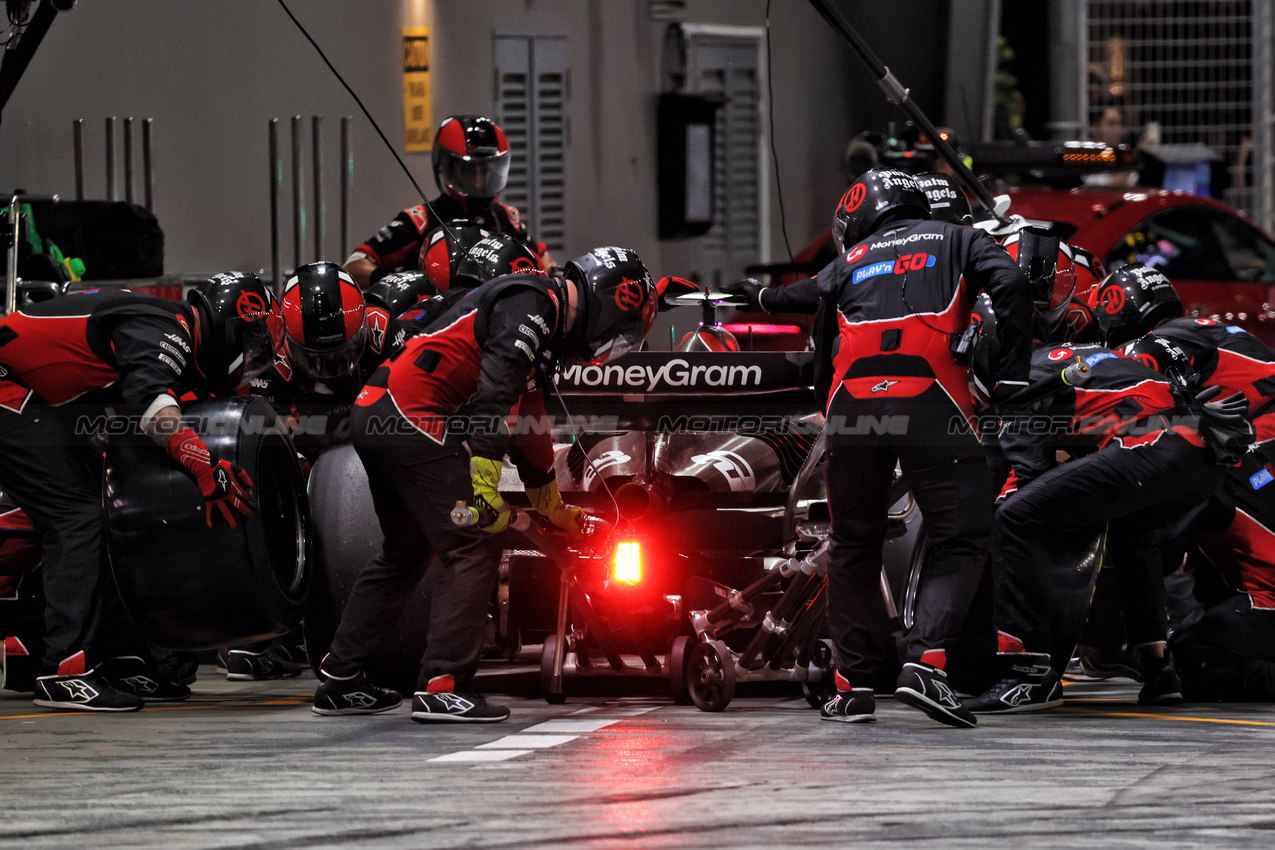 GP SINGAPORE, Kevin Magnussen (DEN) Haas VF-24 makes a pit stop.

22.09.2024. Formula 1 World Championship, Rd 18, Singapore Grand Prix, Marina Bay Street Circuit, Singapore, Gara Day.

- www.xpbimages.com, EMail: requests@xpbimages.com © Copyright: Bearne / XPB Images