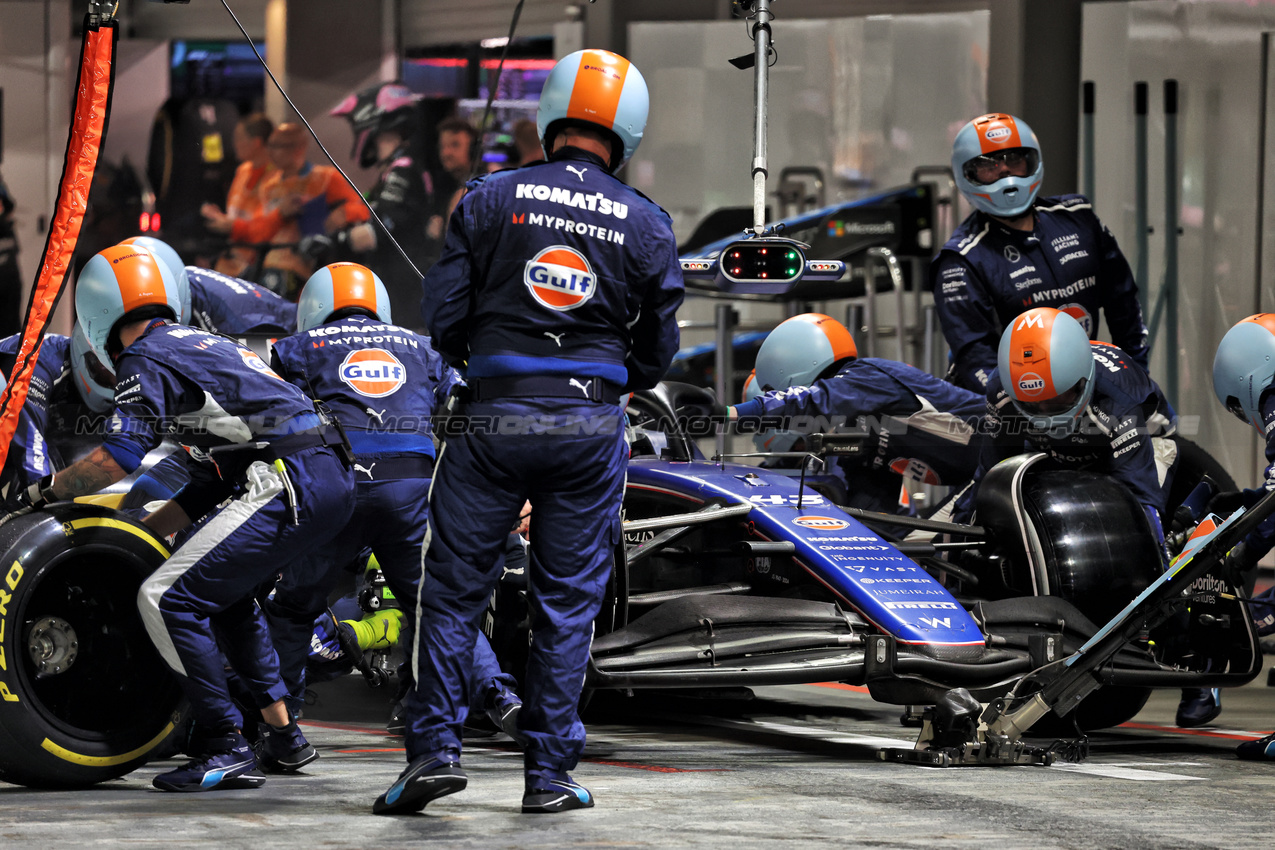 GP SINGAPORE, Franco Colapinto (ARG) Williams Racing FW46 makes a pit stop.

22.09.2024. Formula 1 World Championship, Rd 18, Singapore Grand Prix, Marina Bay Street Circuit, Singapore, Gara Day.

- www.xpbimages.com, EMail: requests@xpbimages.com © Copyright: Bearne / XPB Images