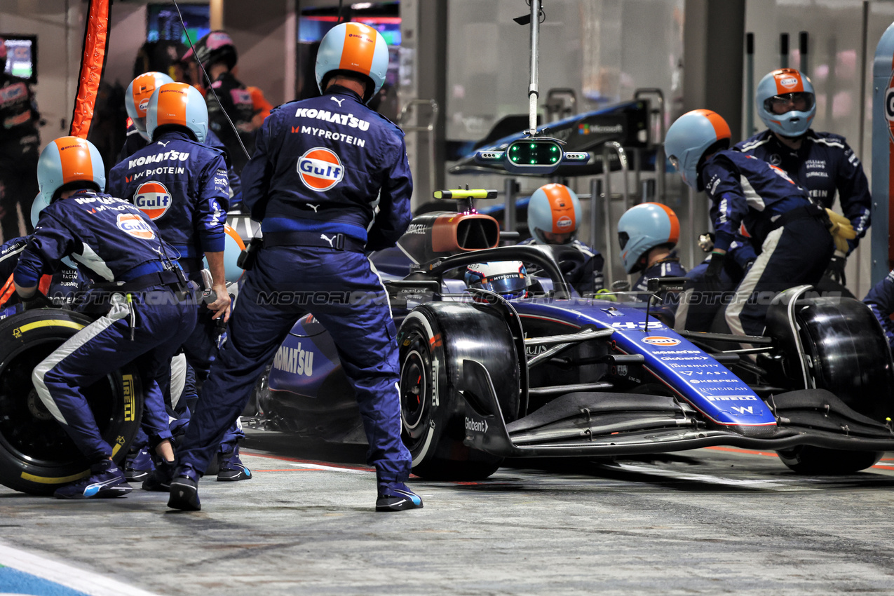 GP SINGAPORE, Franco Colapinto (ARG) Williams Racing FW46 makes a pit stop.

22.09.2024. Formula 1 World Championship, Rd 18, Singapore Grand Prix, Marina Bay Street Circuit, Singapore, Gara Day.

- www.xpbimages.com, EMail: requests@xpbimages.com © Copyright: Bearne / XPB Images