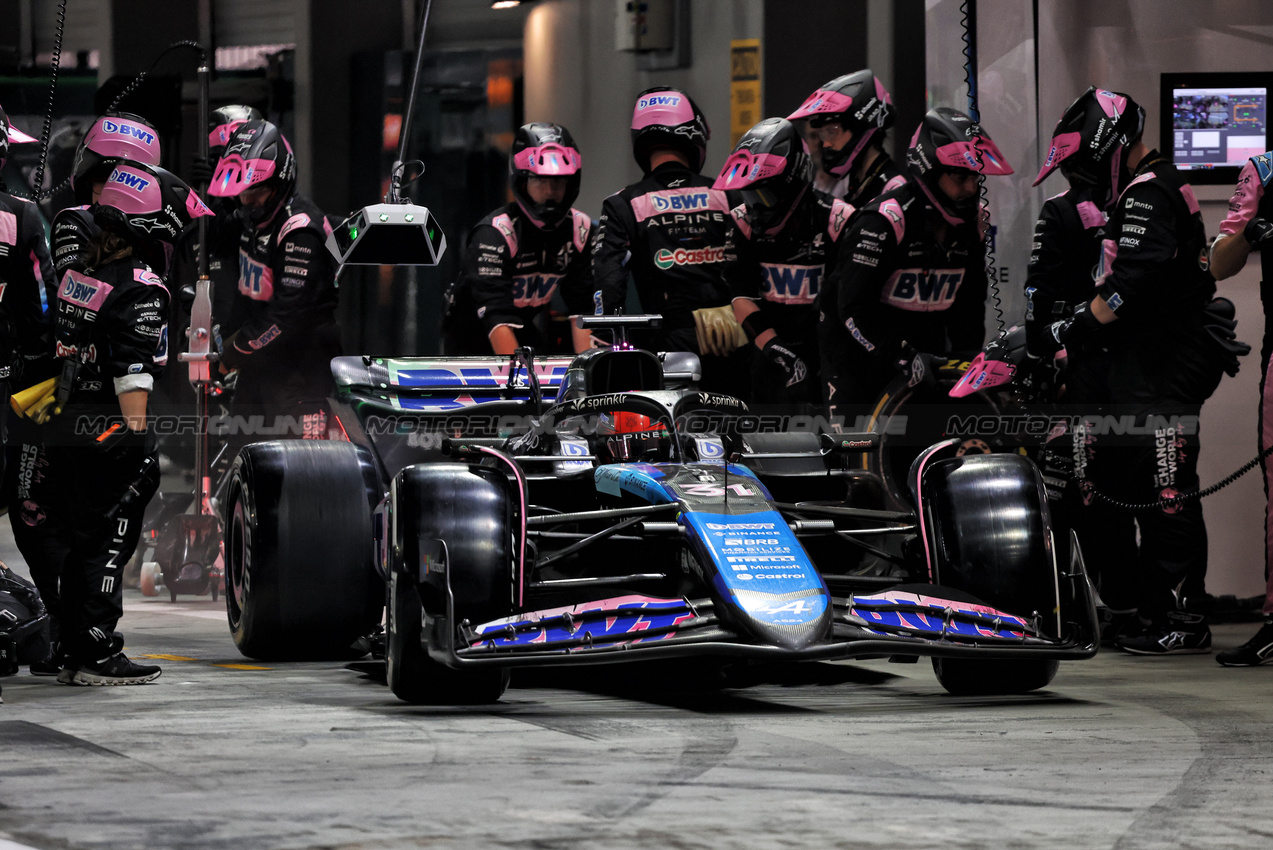 GP SINGAPORE, Esteban Ocon (FRA) Alpine F1 Team A524 makes a pit stop.

22.09.2024. Formula 1 World Championship, Rd 18, Singapore Grand Prix, Marina Bay Street Circuit, Singapore, Gara Day.

- www.xpbimages.com, EMail: requests@xpbimages.com © Copyright: Bearne / XPB Images