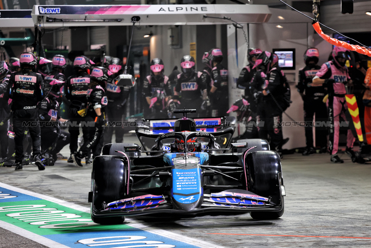 GP SINGAPORE, Esteban Ocon (FRA) Alpine F1 Team A524 makes a pit stop.

22.09.2024. Formula 1 World Championship, Rd 18, Singapore Grand Prix, Marina Bay Street Circuit, Singapore, Gara Day.

- www.xpbimages.com, EMail: requests@xpbimages.com © Copyright: Bearne / XPB Images