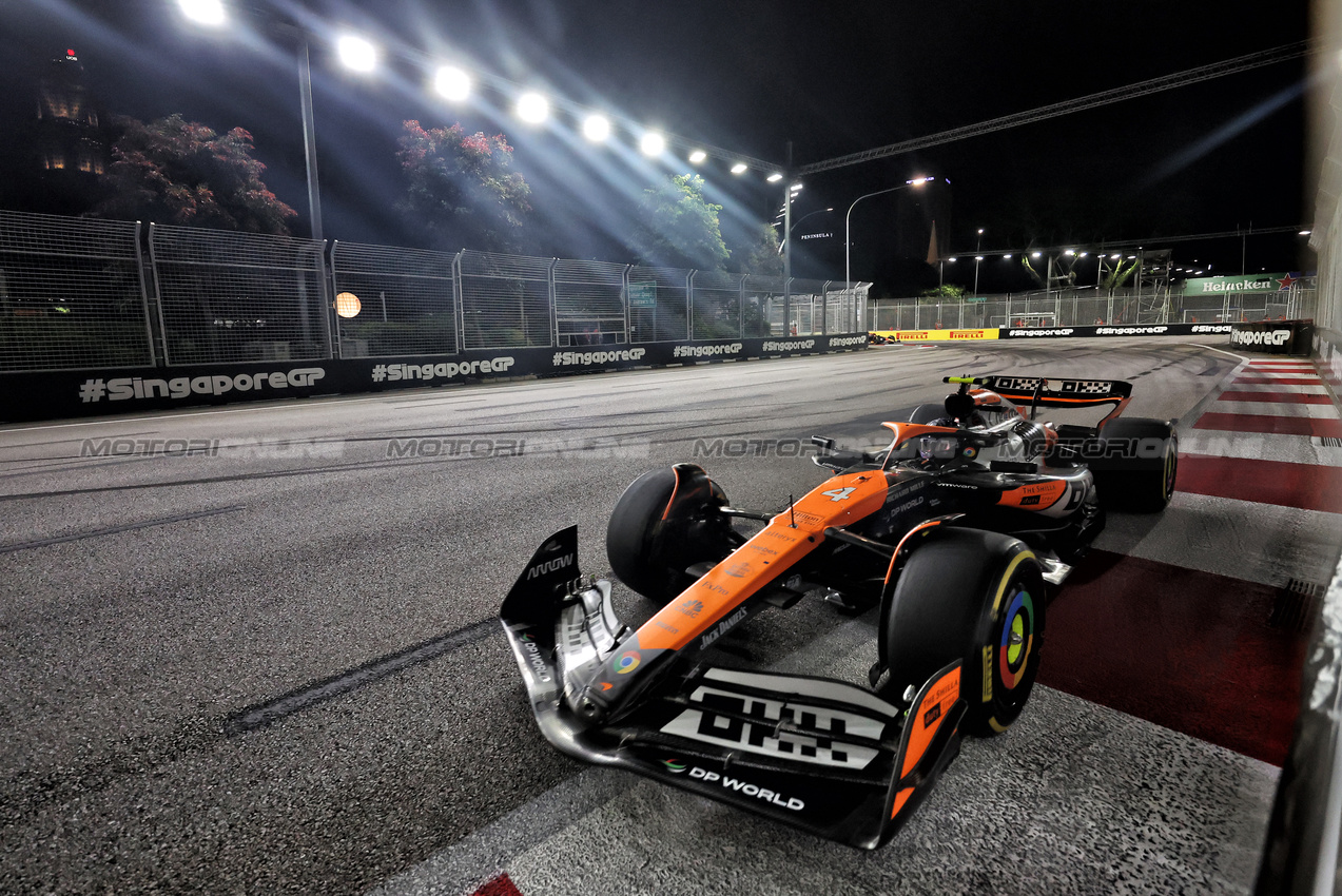 GP SINGAPORE, Lando Norris (GBR) McLaren MCL38.

22.09.2024. Formula 1 World Championship, Rd 18, Singapore Grand Prix, Marina Bay Street Circuit, Singapore, Gara Day.

- www.xpbimages.com, EMail: requests@xpbimages.com © Copyright: Bearne / XPB Images