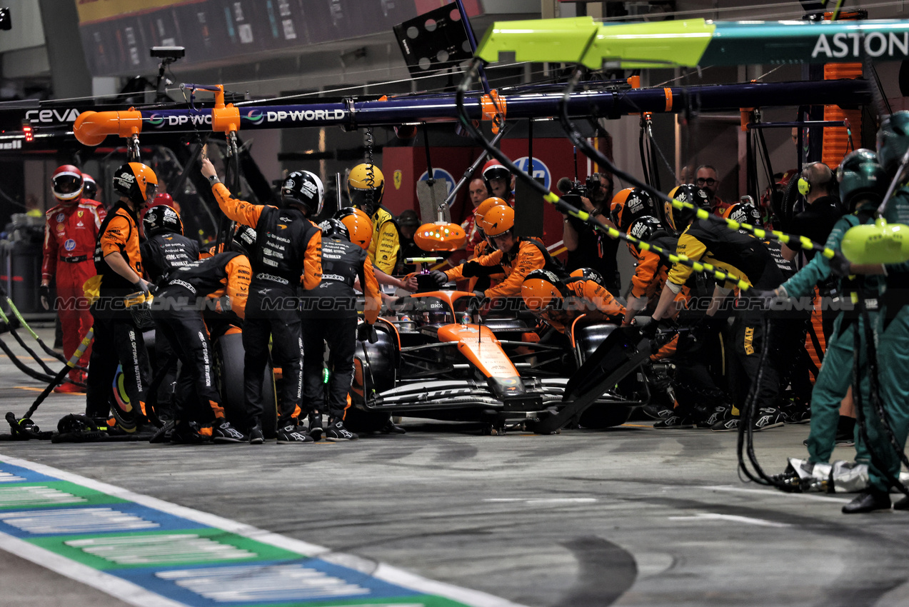 GP SINGAPORE, Lando Norris (GBR) McLaren MCL38 makes a pit stop.

22.09.2024. Formula 1 World Championship, Rd 18, Singapore Grand Prix, Marina Bay Street Circuit, Singapore, Gara Day.

- www.xpbimages.com, EMail: requests@xpbimages.com © Copyright: Bearne / XPB Images