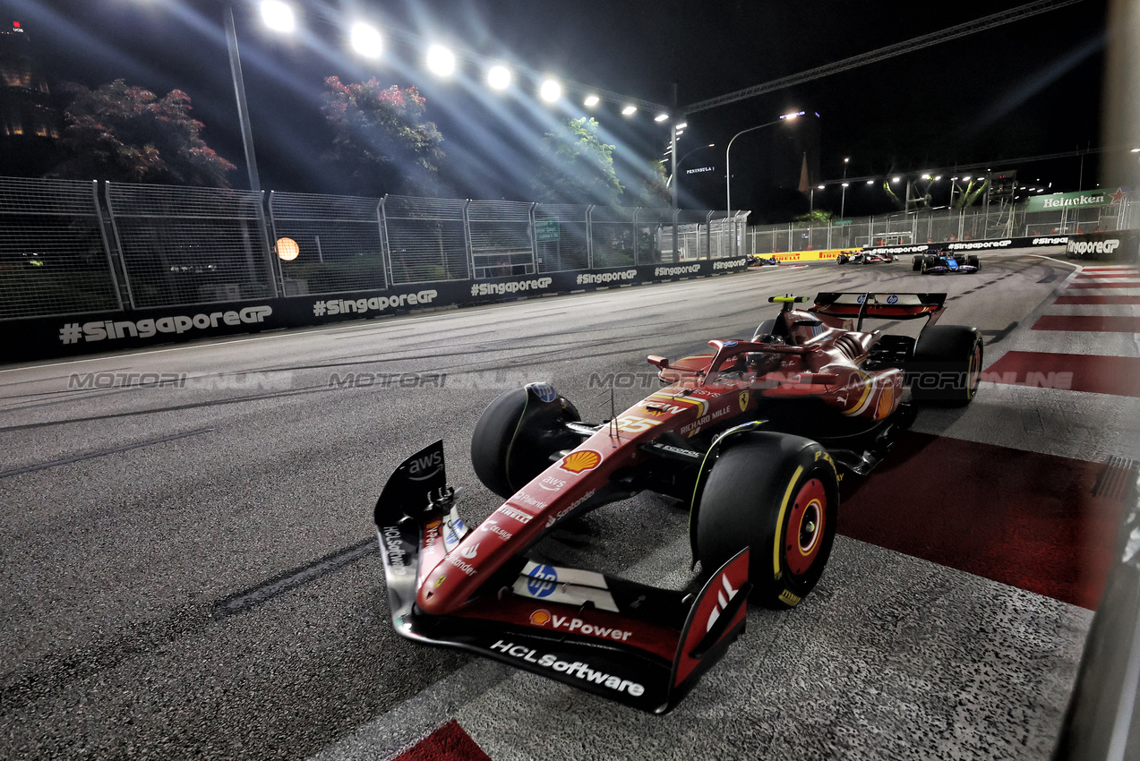 GP SINGAPORE, Carlos Sainz Jr (ESP) Ferrari SF-24.

22.09.2024. Formula 1 World Championship, Rd 18, Singapore Grand Prix, Marina Bay Street Circuit, Singapore, Gara Day.

- www.xpbimages.com, EMail: requests@xpbimages.com © Copyright: Bearne / XPB Images