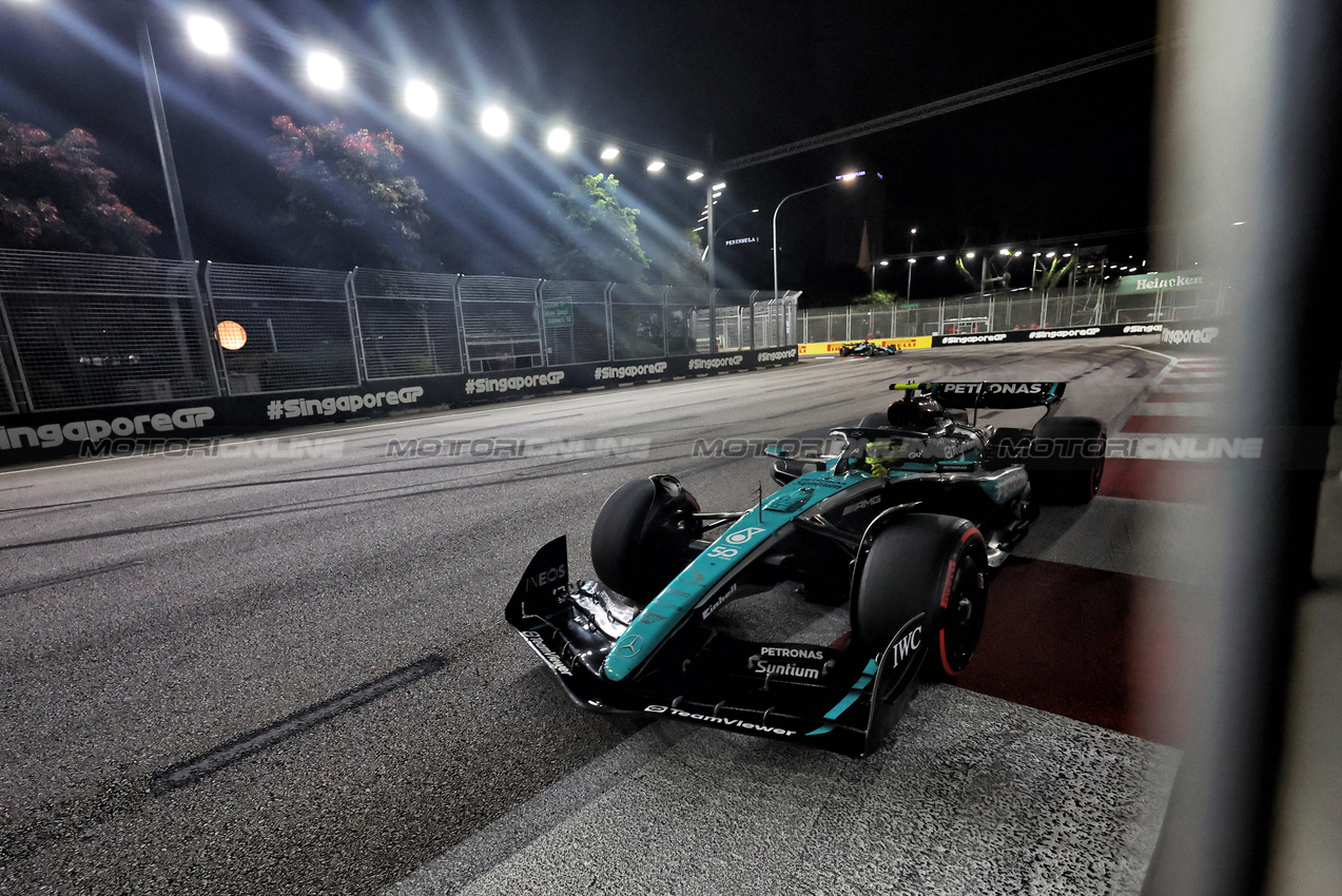 GP SINGAPORE, Lewis Hamilton (GBR) Mercedes AMG F1 W15.

22.09.2024. Formula 1 World Championship, Rd 18, Singapore Grand Prix, Marina Bay Street Circuit, Singapore, Gara Day.

- www.xpbimages.com, EMail: requests@xpbimages.com © Copyright: Bearne / XPB Images