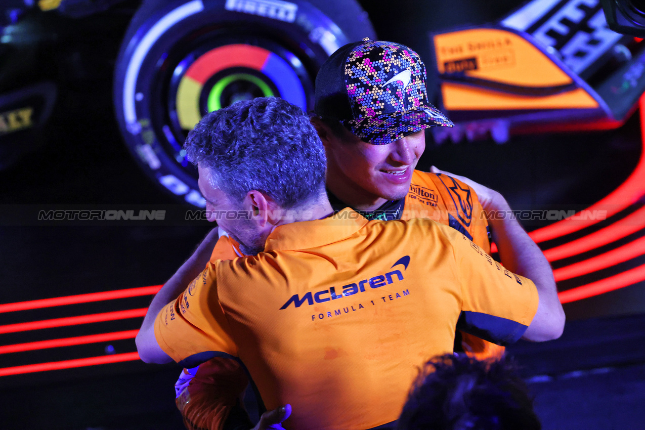 GP SINGAPORE, Gara winner Lando Norris (GBR) McLaren celebrates in parc ferme with Andrea Stella (ITA) McLaren Team Principal.

22.09.2024. Formula 1 World Championship, Rd 18, Singapore Grand Prix, Marina Bay Street Circuit, Singapore, Gara Day.

- www.xpbimages.com, EMail: requests@xpbimages.com © Copyright: Batchelor / XPB Images